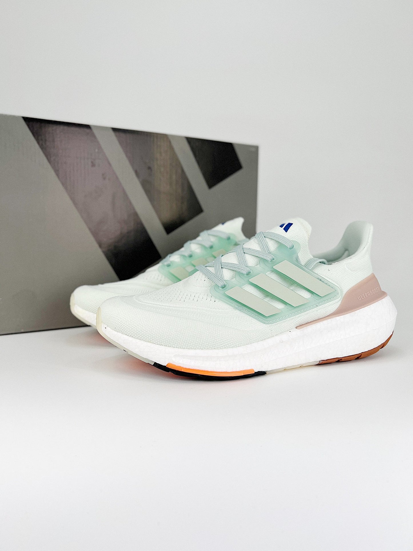 Tênis Adidas UltraBoost Light 23