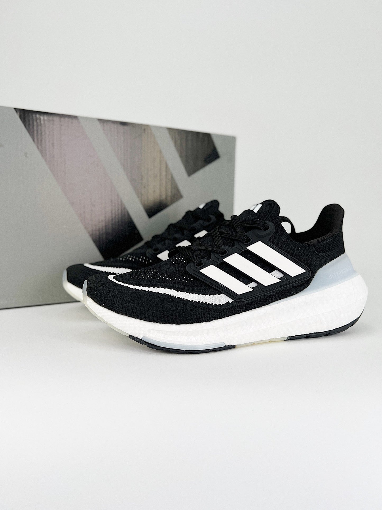 Tênis Adidas UltraBoost Light 23