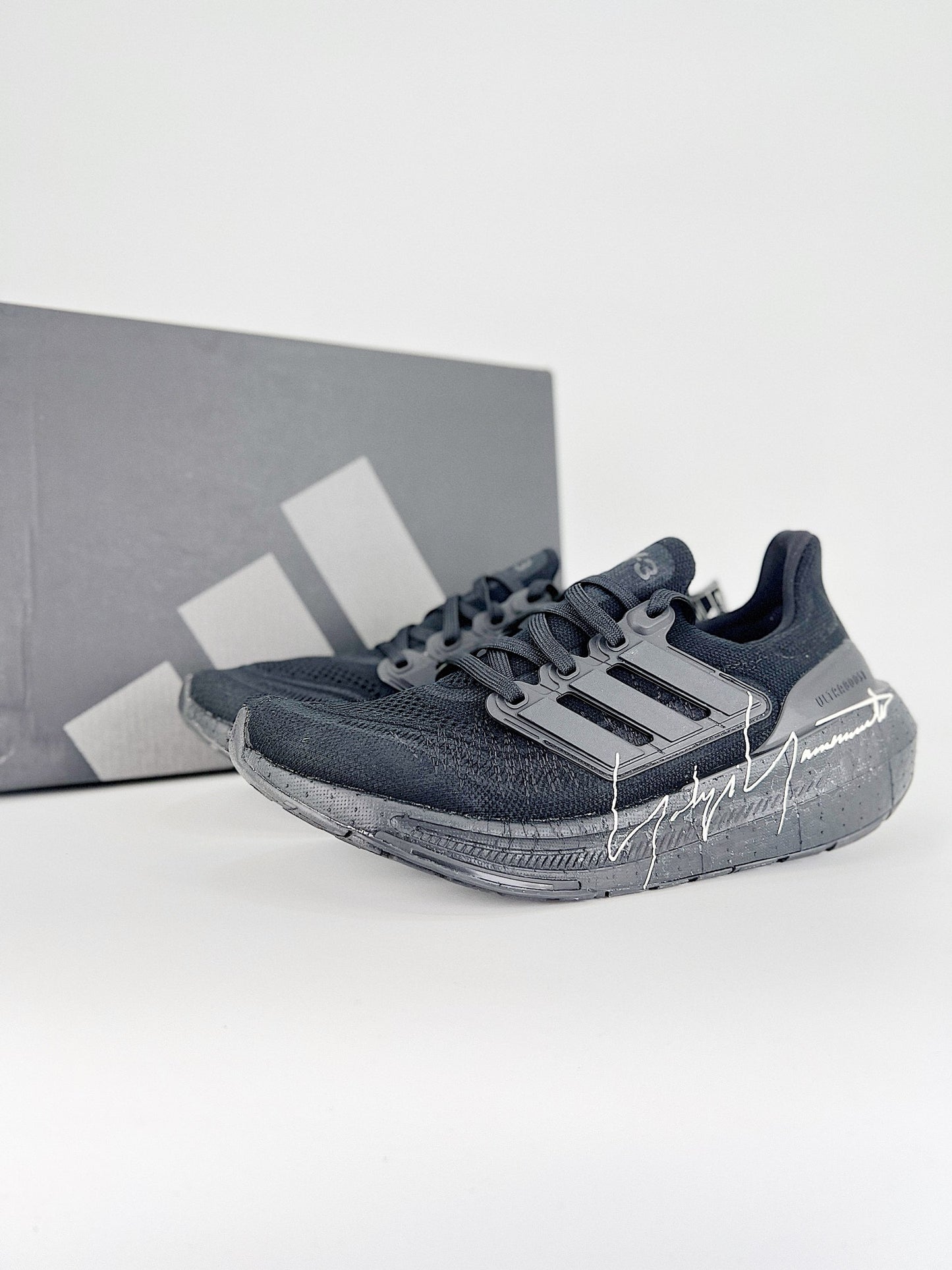 Tênis Y-3 Ultraboost Light 23