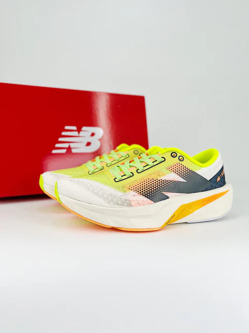 Tênis New Balance FuelCell Rebel V4