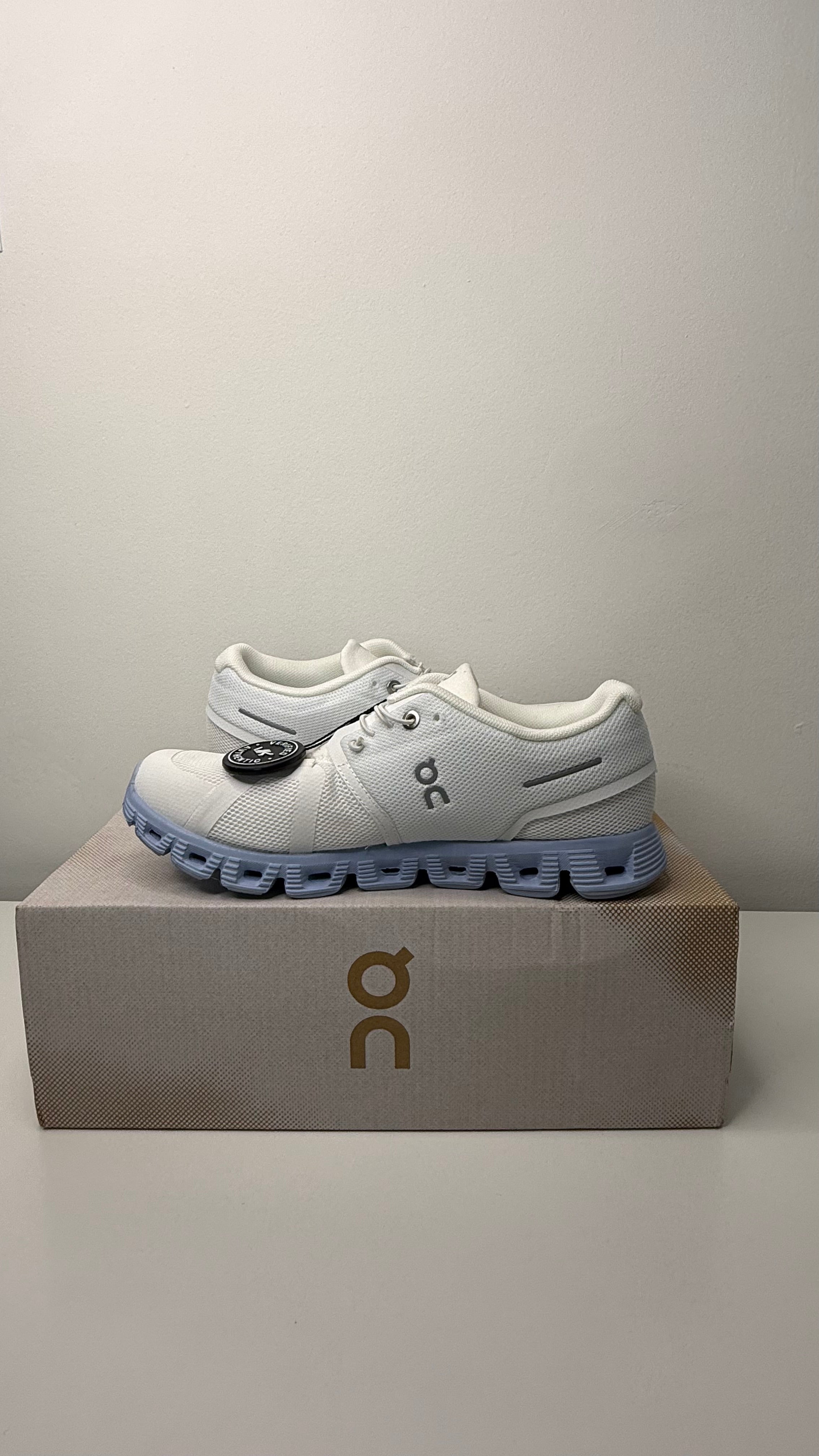 Tênis On Running Cloud 5 White Chambray - PRONTA ENTREGA