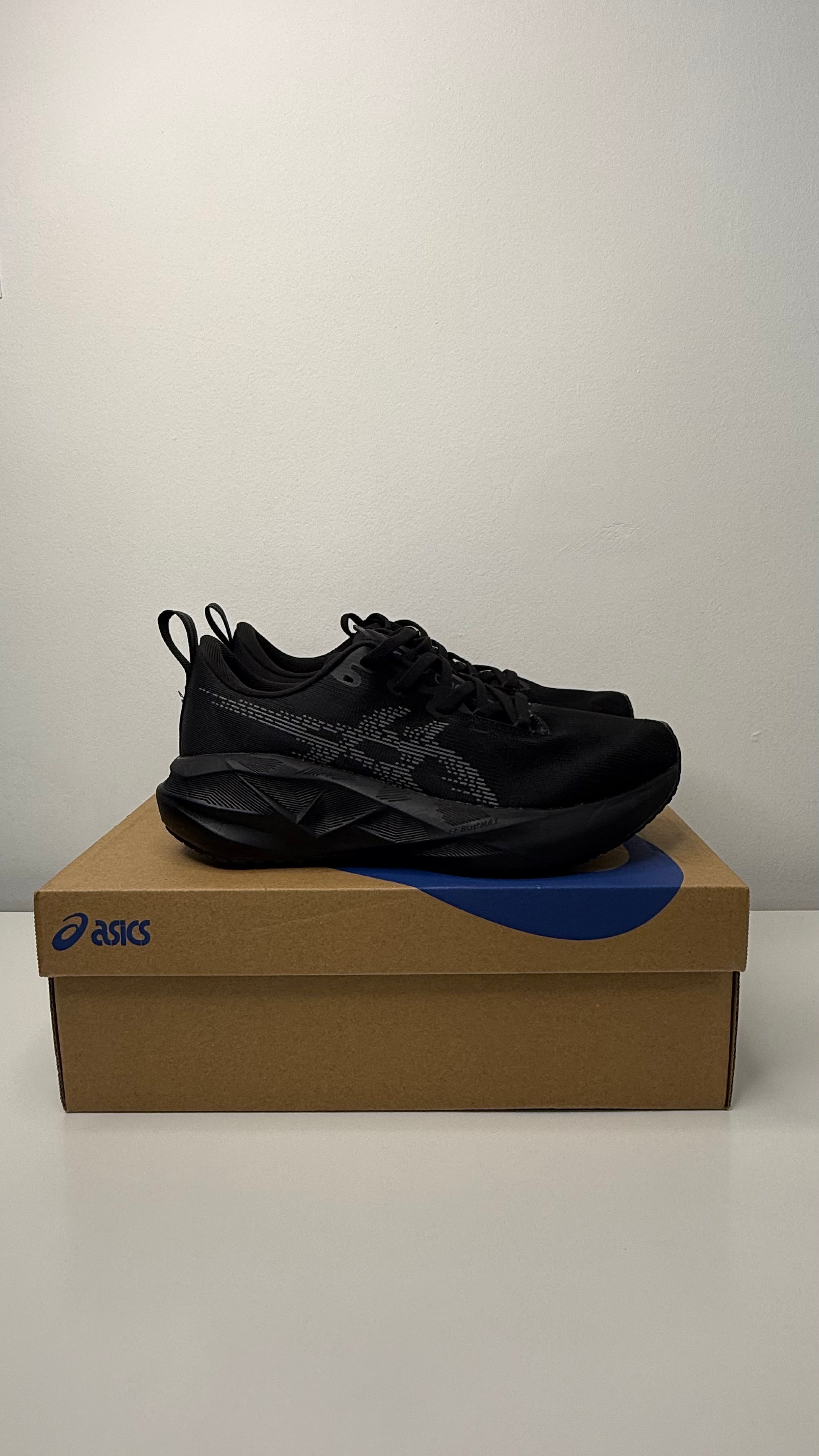 Tênis Asics Novablast 5 - PRONTA ENTREGA
