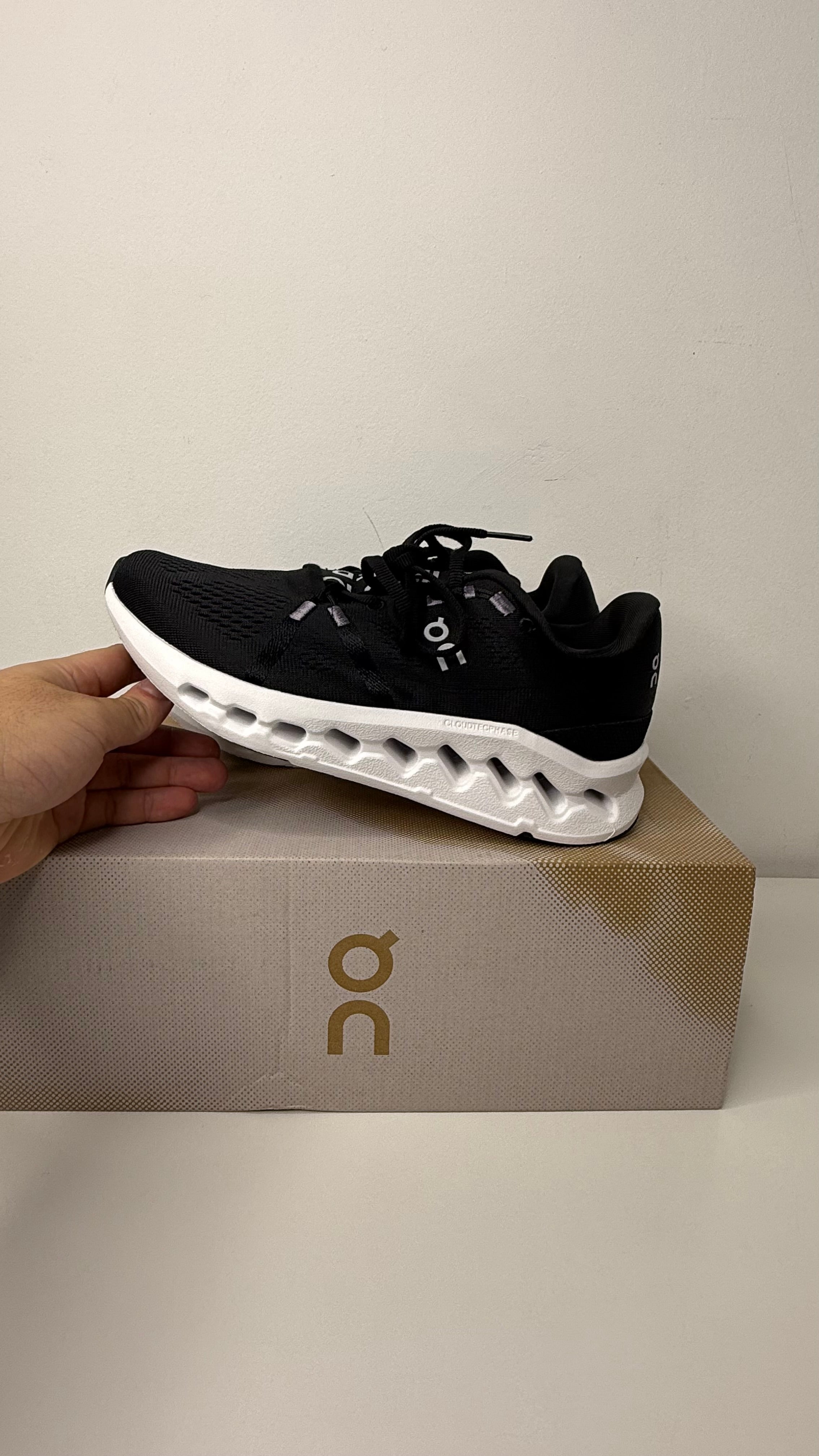 On Running Cloudsurfer Black White - PRONTA ENTREGA