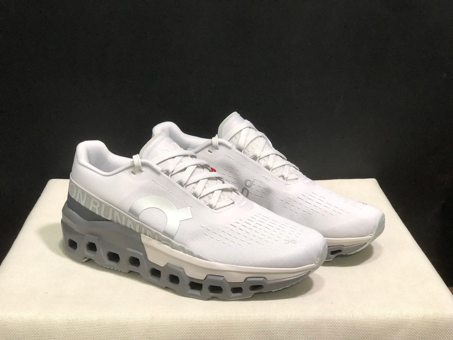 Tênis On Running Cloudmonster 2