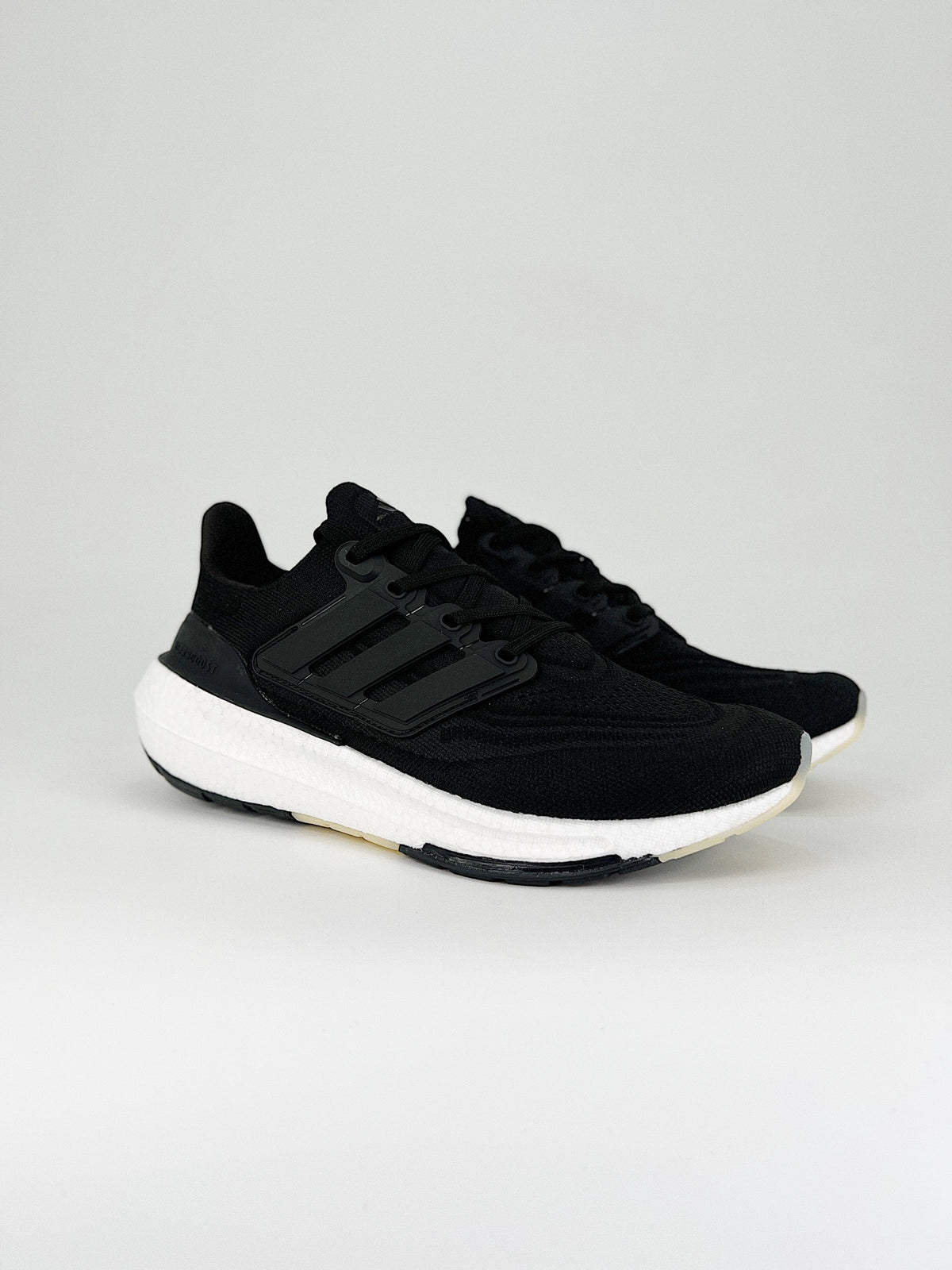 Tênis Adidas UltraBoost Light 23