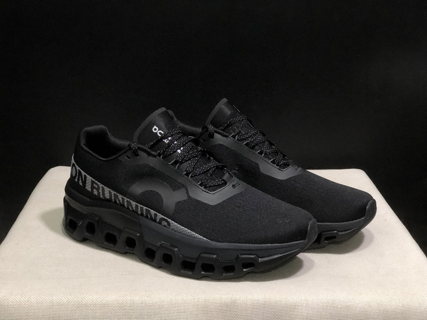 Tênis On Running Cloudmonster 2