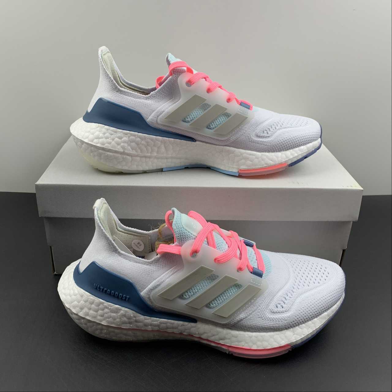 Tênis Adidas UltraBoost 22