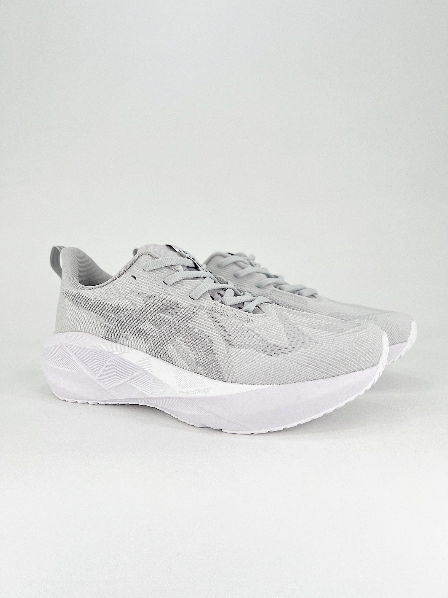 Tênis Asics Novablast 5