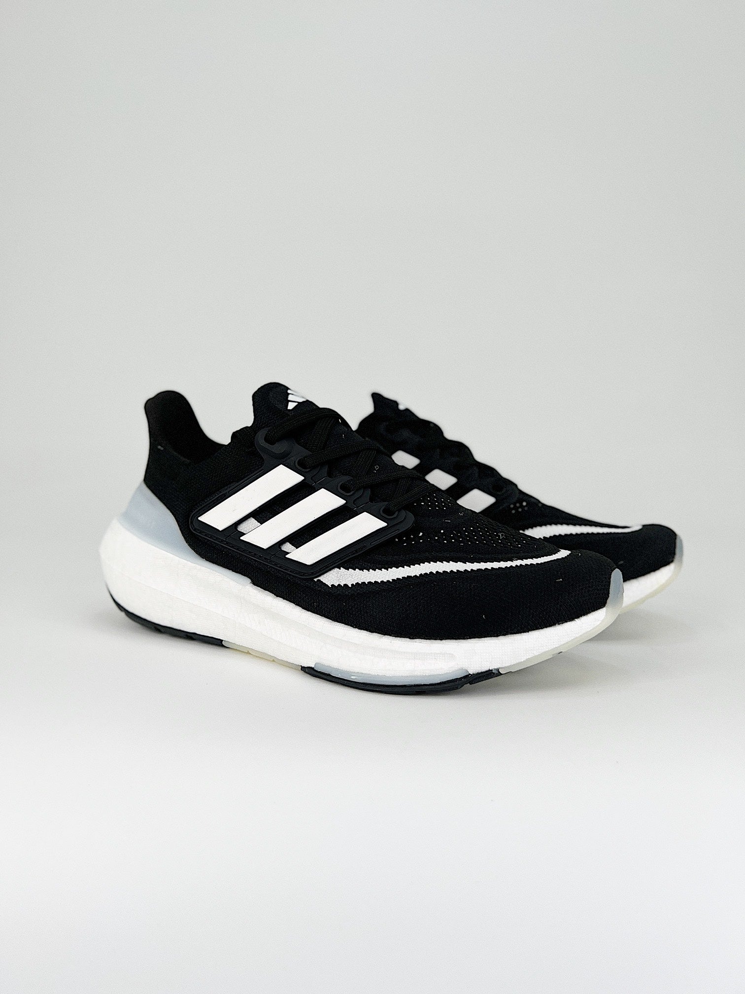 Tênis Adidas UltraBoost Light 23