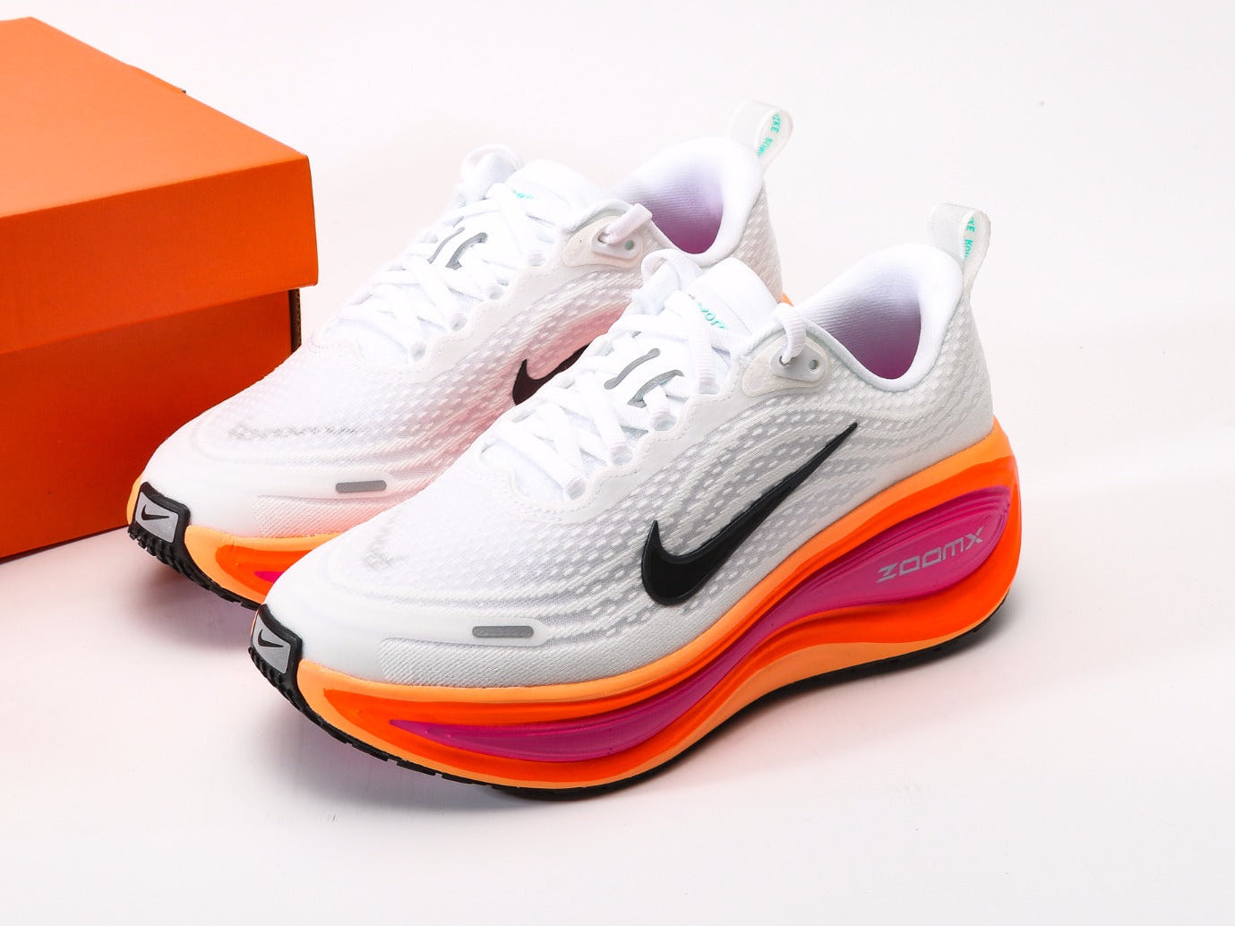 Tênis Nike Vomero Plus In Fire Pink