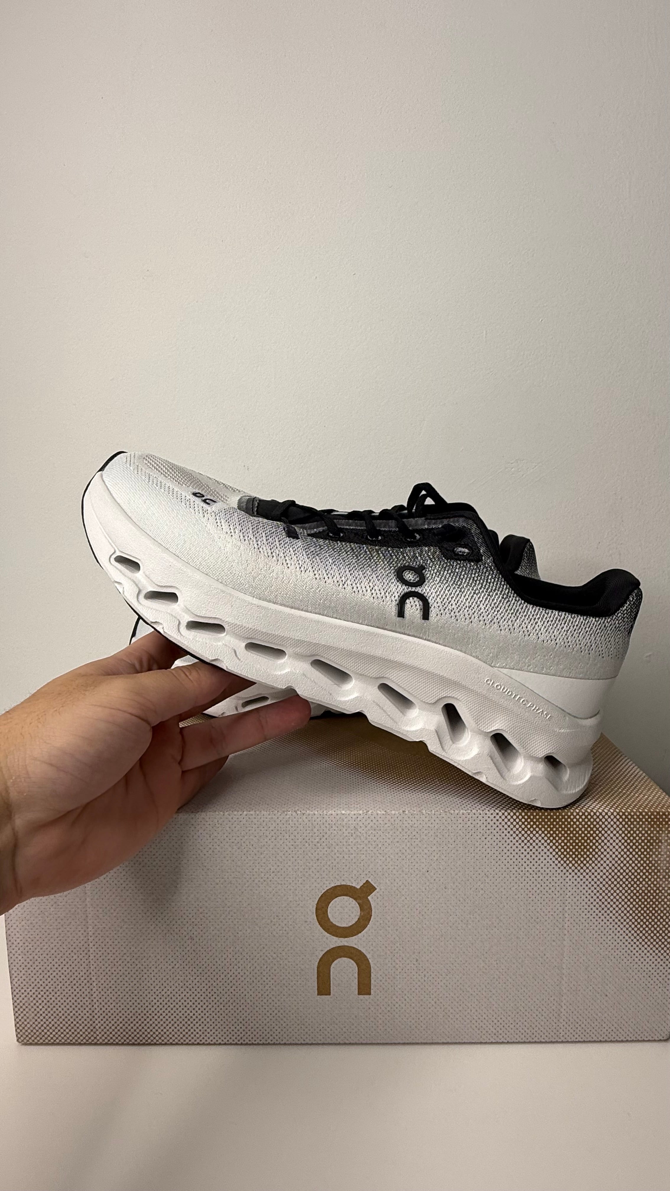 On Running Cloudtilt Black Ivory - PRONTA ENTREGA