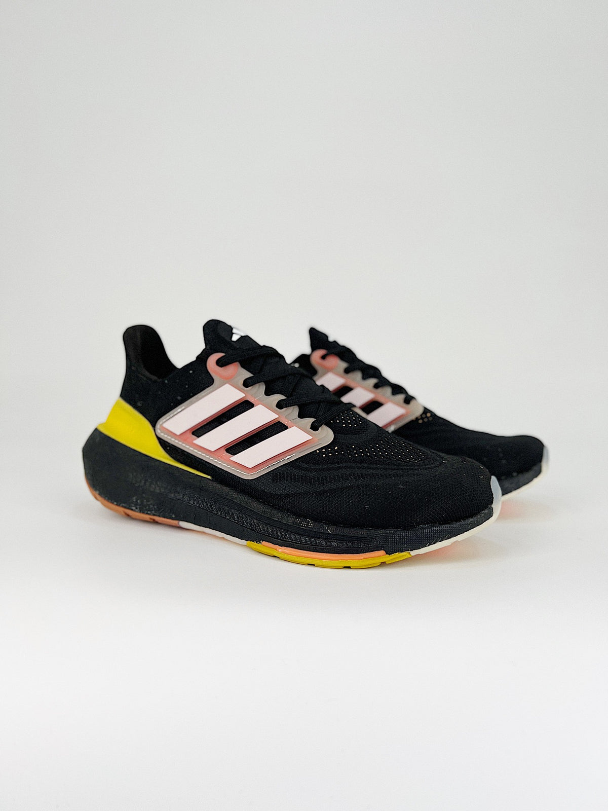 Tênis Adidas UltraBoost Light 23