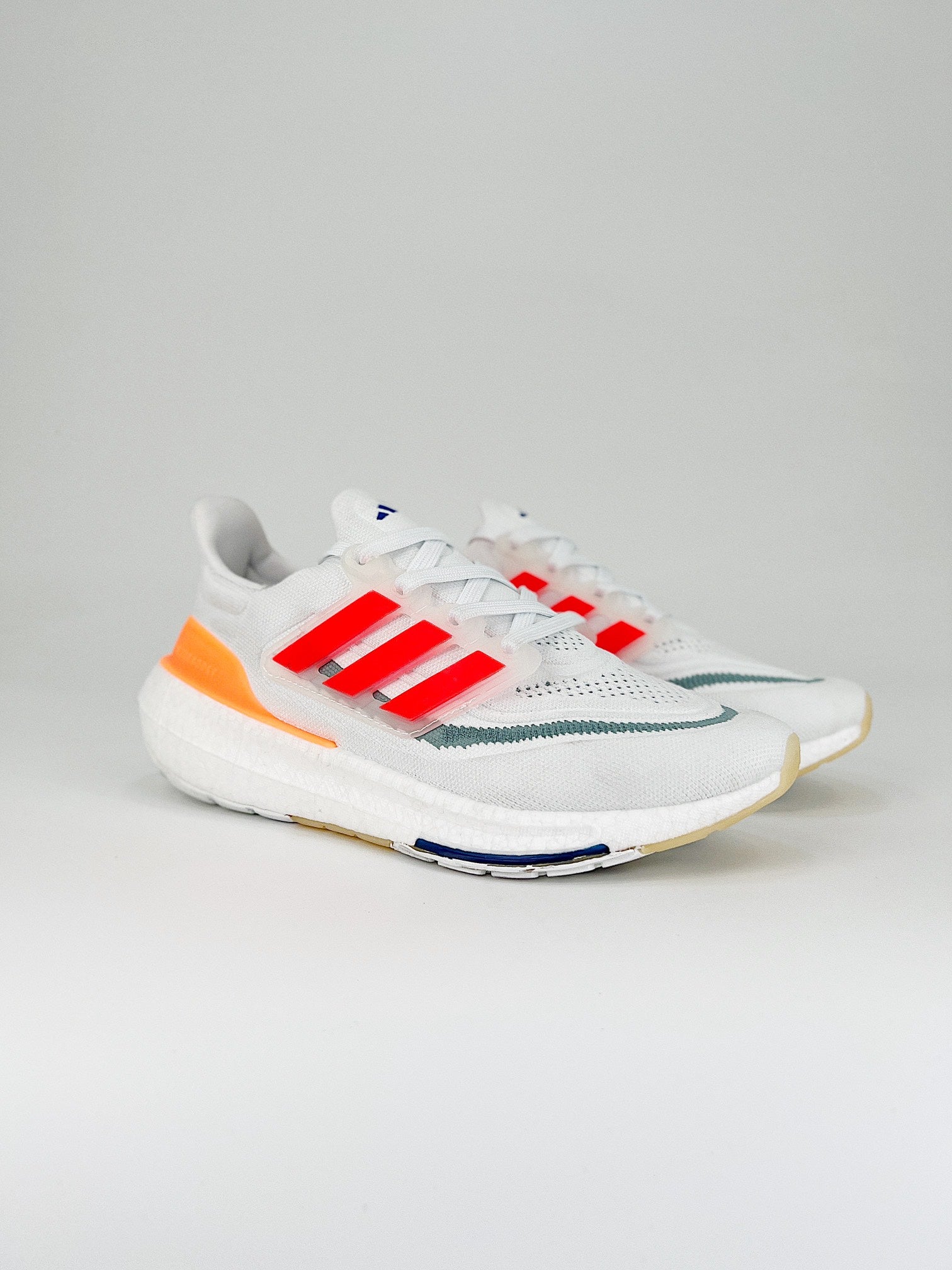 Tênis Adidas UltraBoost Light 23