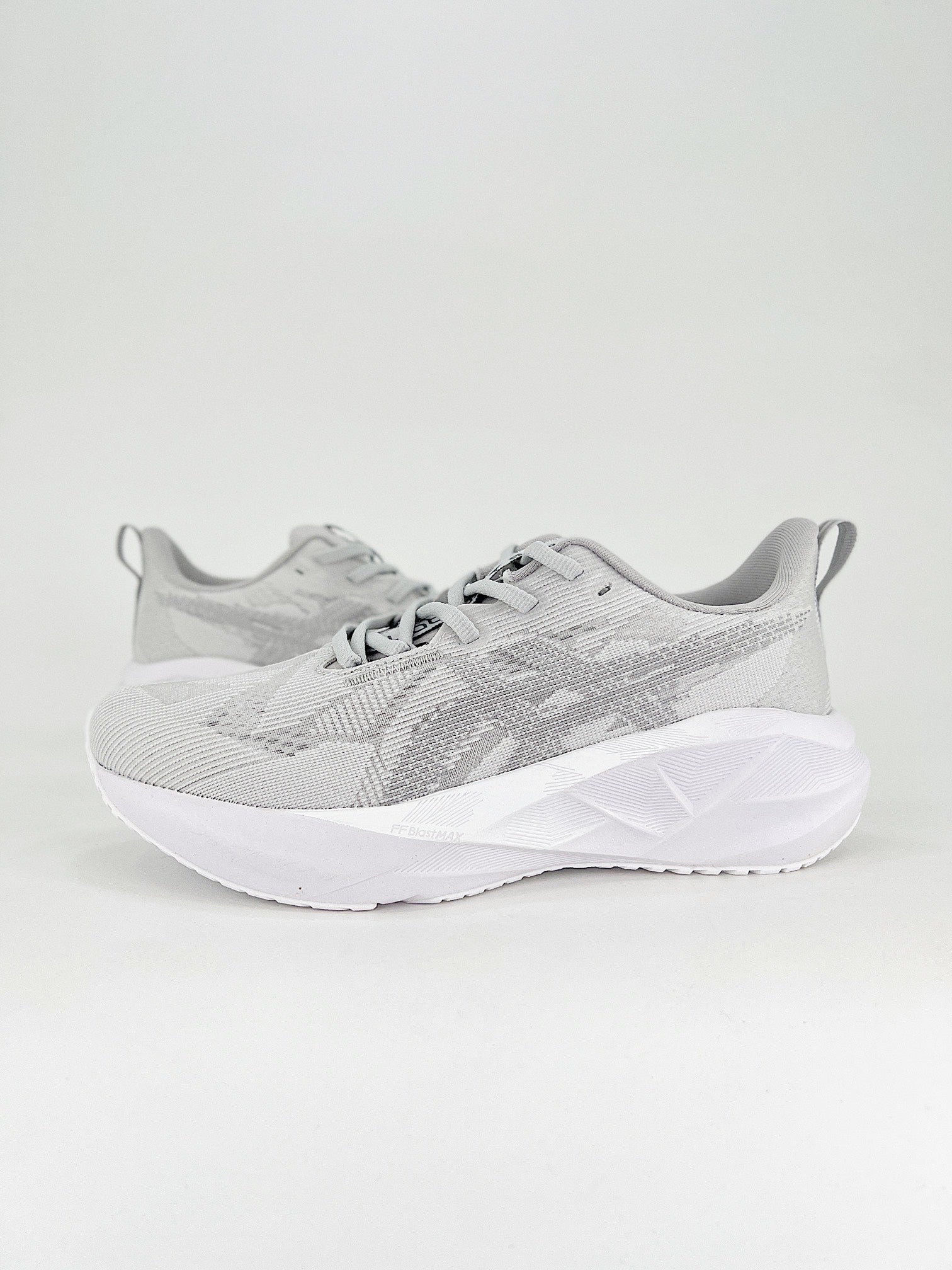 Tênis Asics Novablast 5