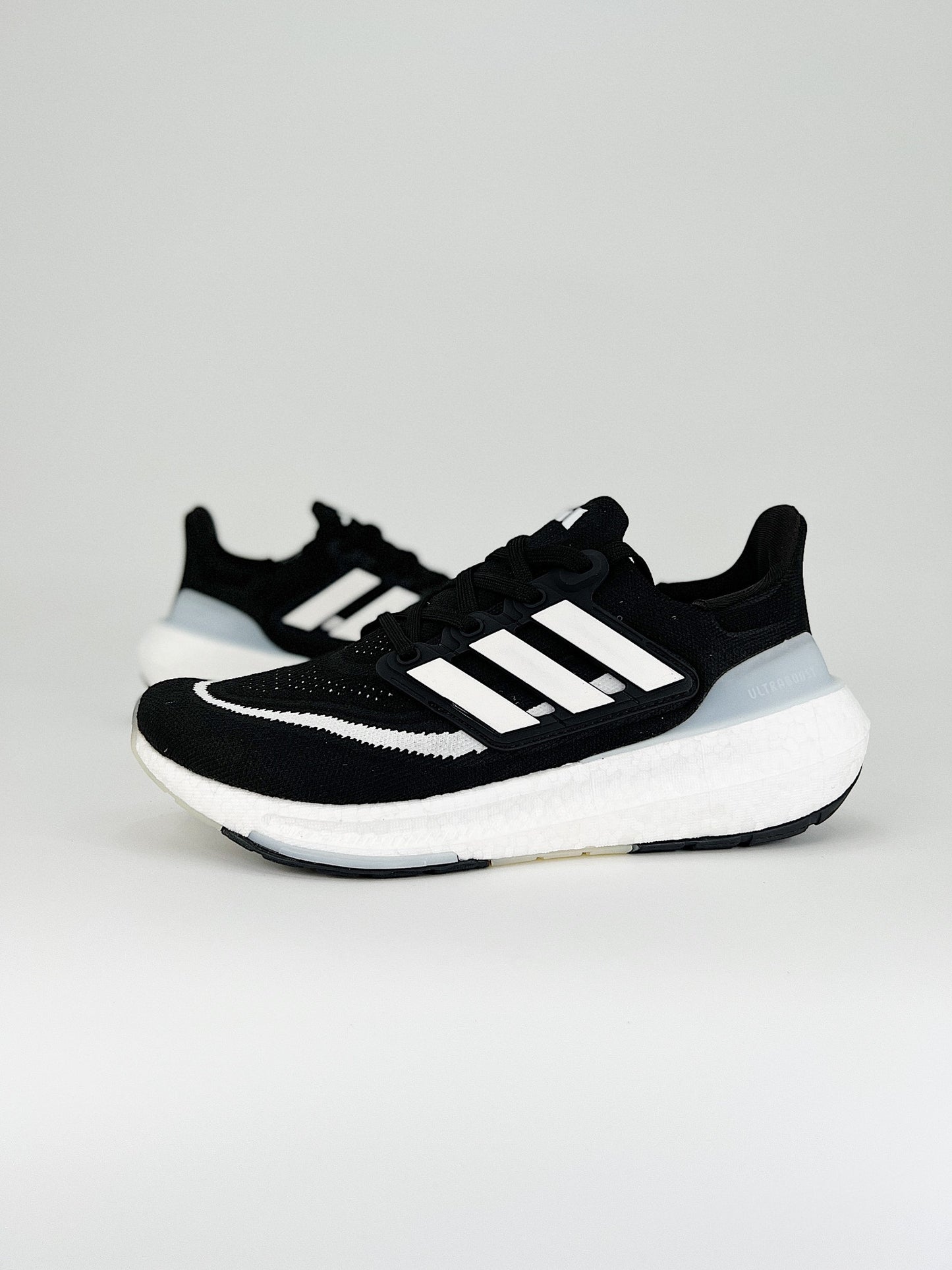 Tênis Adidas UltraBoost Light 23
