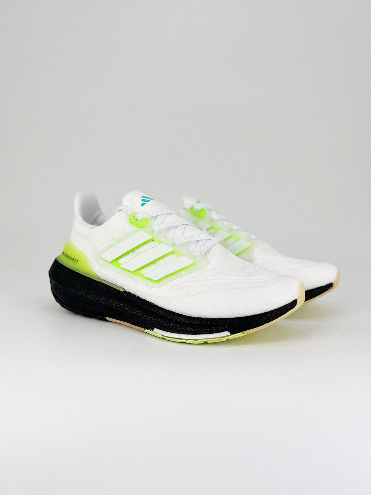 Tênis Adidas UltraBoost Light 23