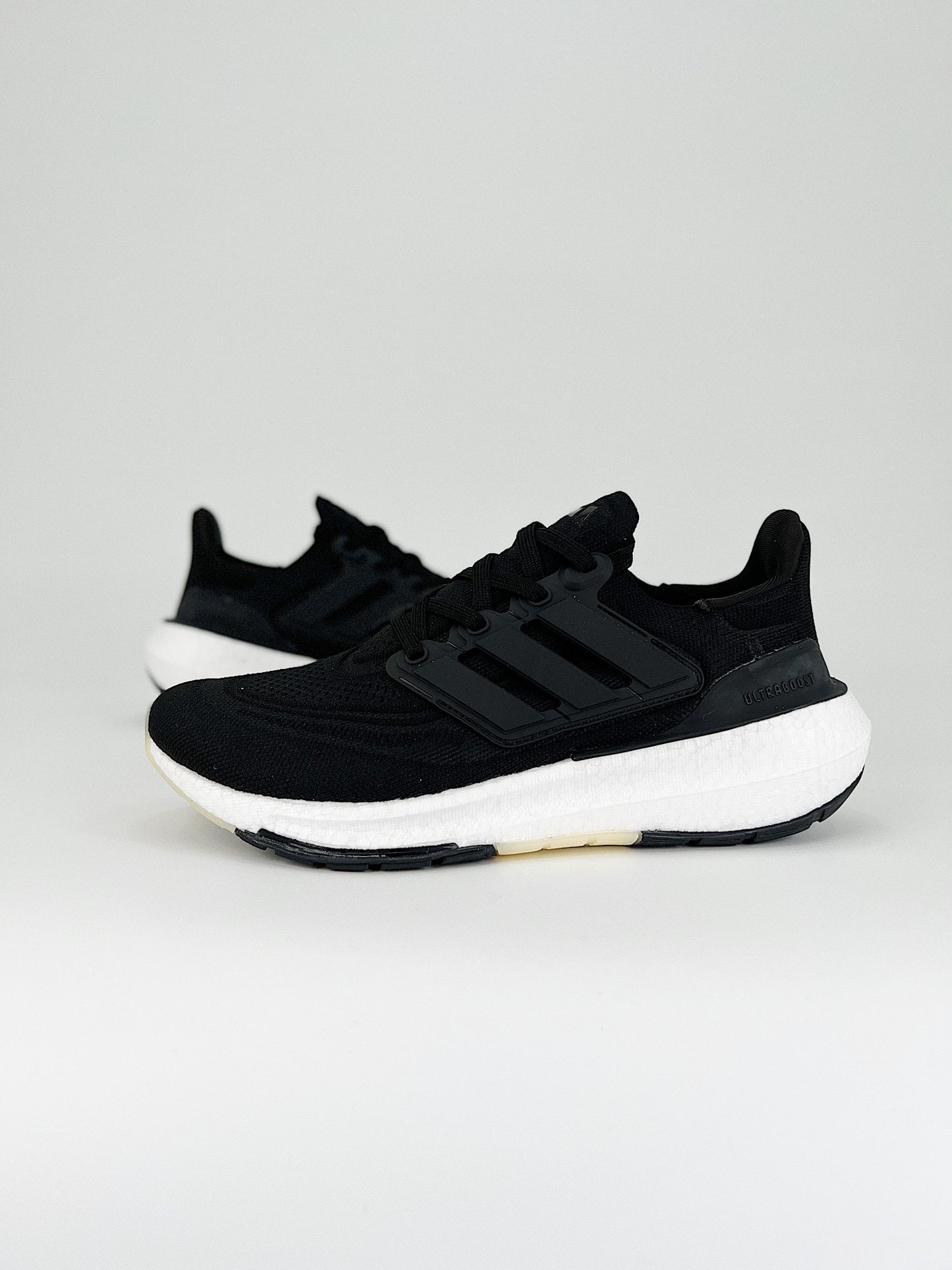 Tênis Adidas UltraBoost Light 23