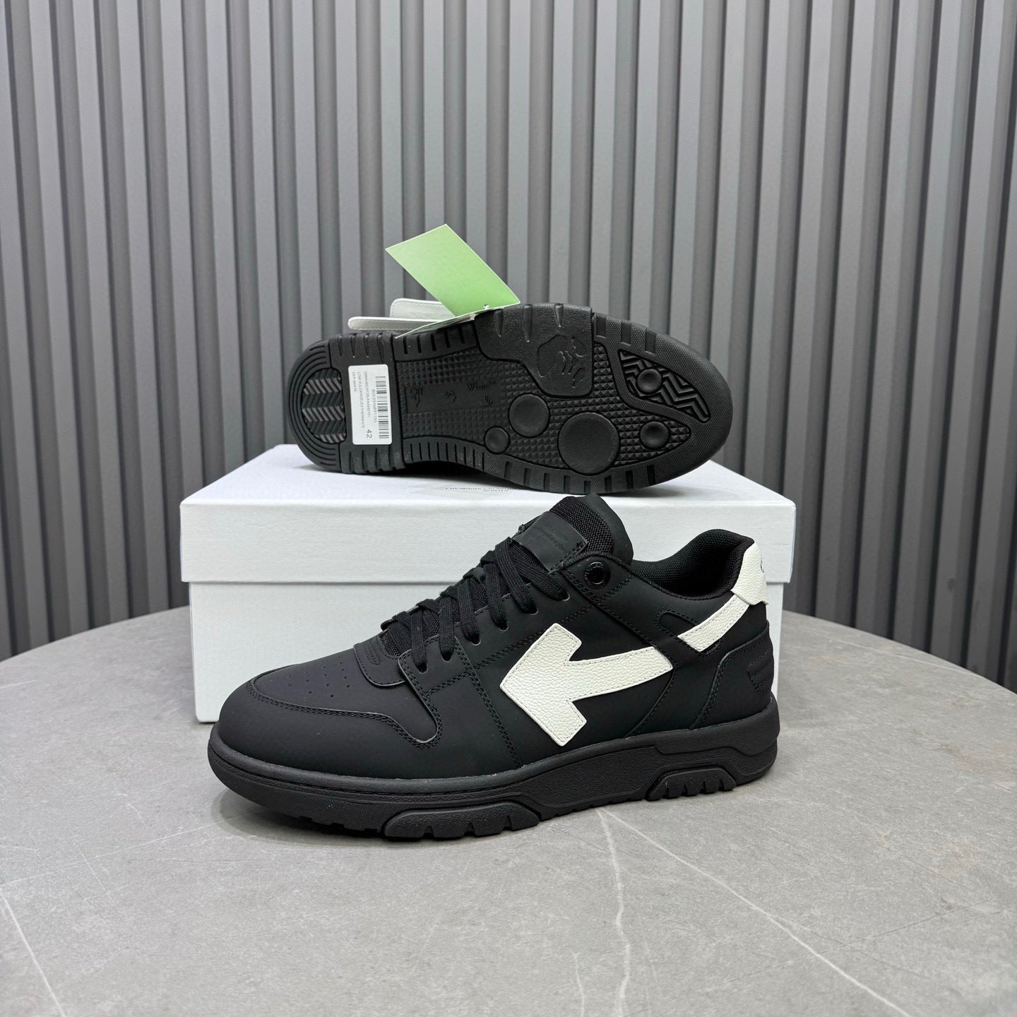 Tênis Off-White Out of Office