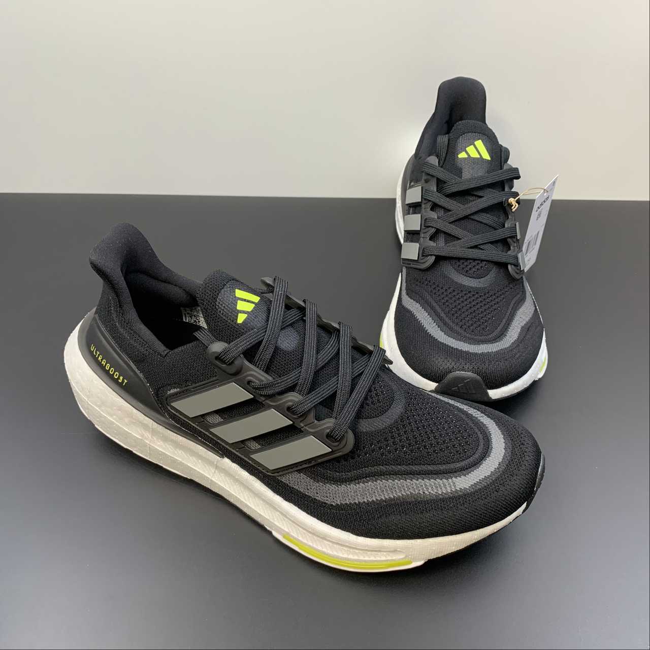 Tênis Adidas UltraBoost Light 23