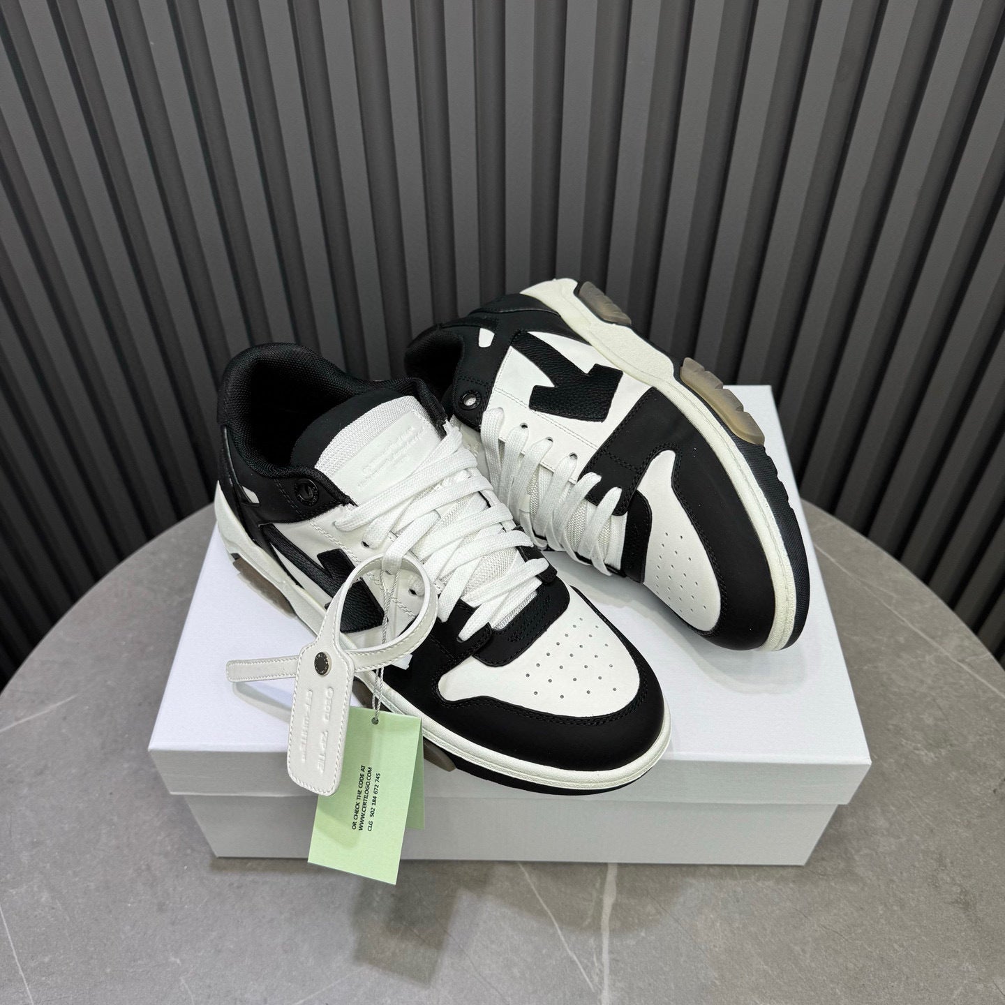Tênis Off-White Out of Office de couro