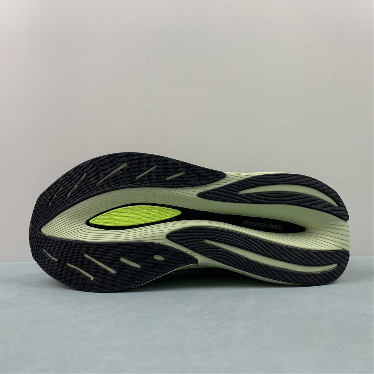 Tênis New Balance Fuelcell Supercomp Trainer V2