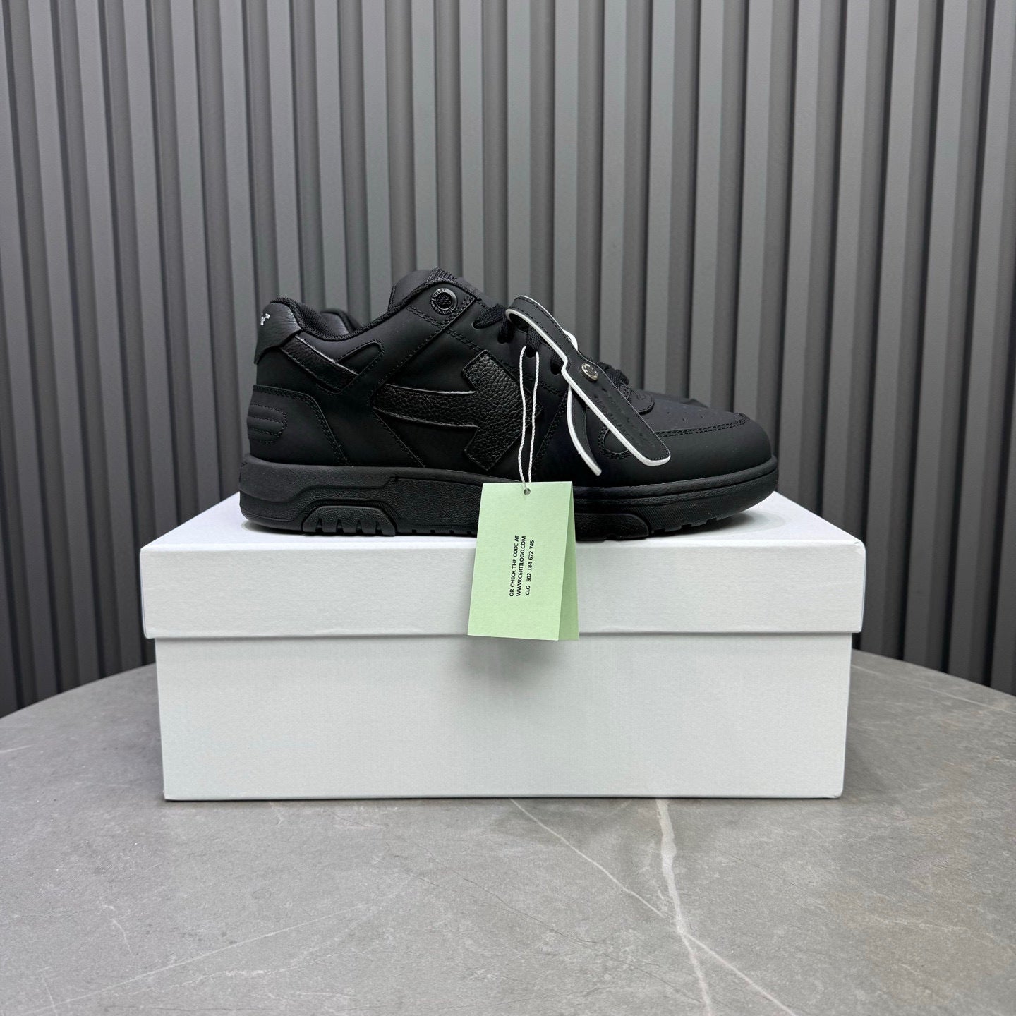 Tênis Off-White Out of Office de couro