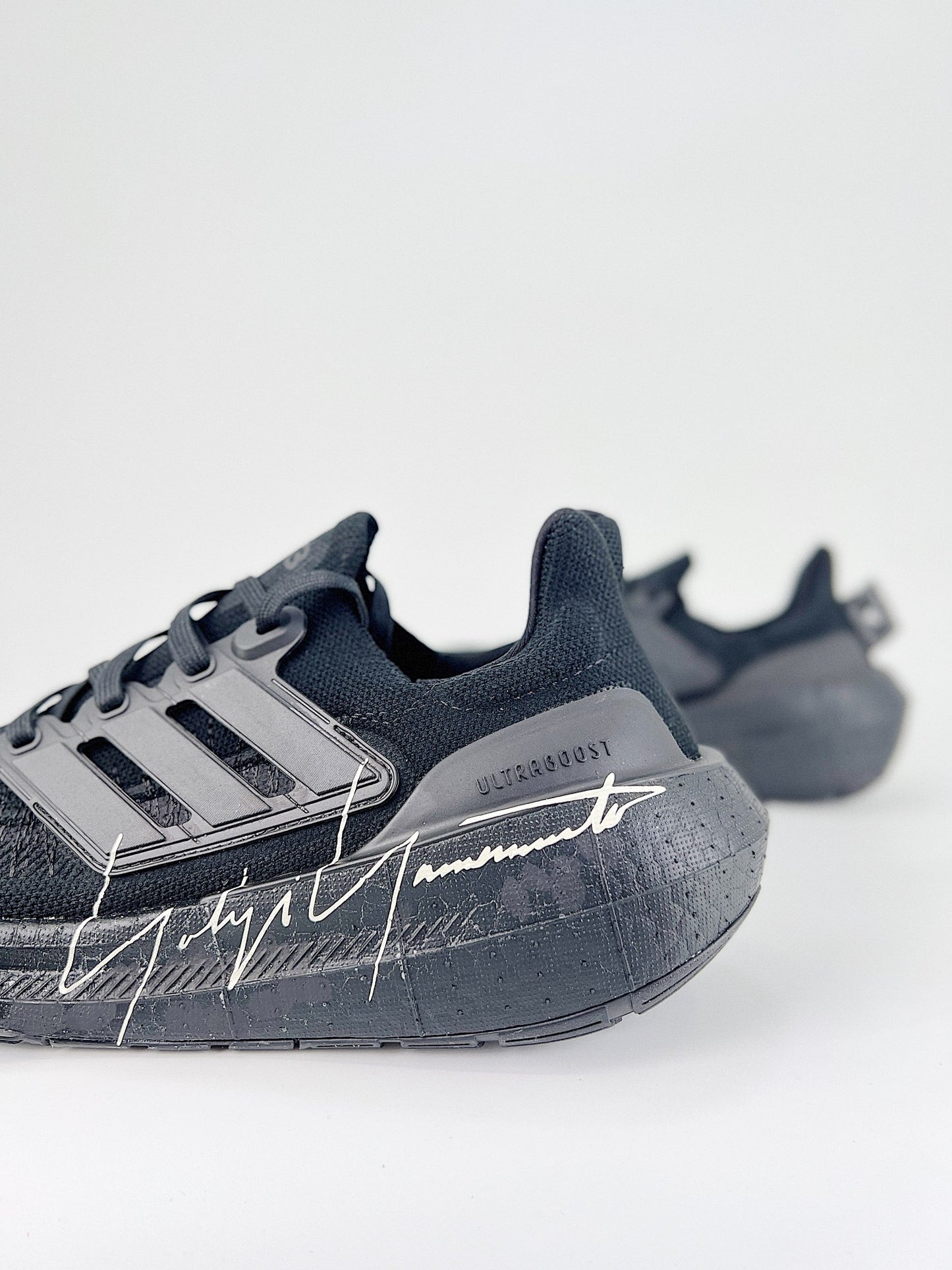 Tênis Y-3 Ultraboost Light 23