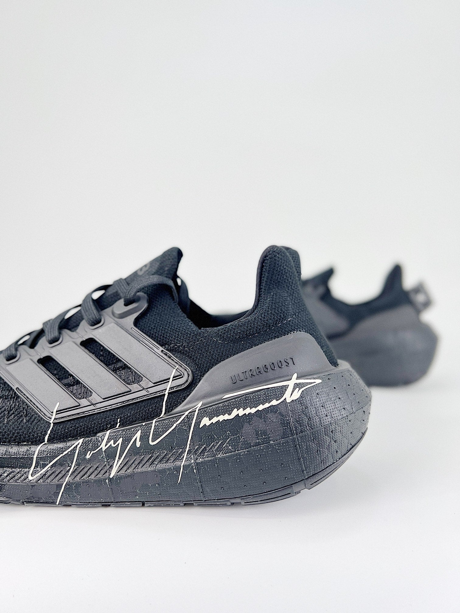 Tênis Y-3 Ultraboost Light 23