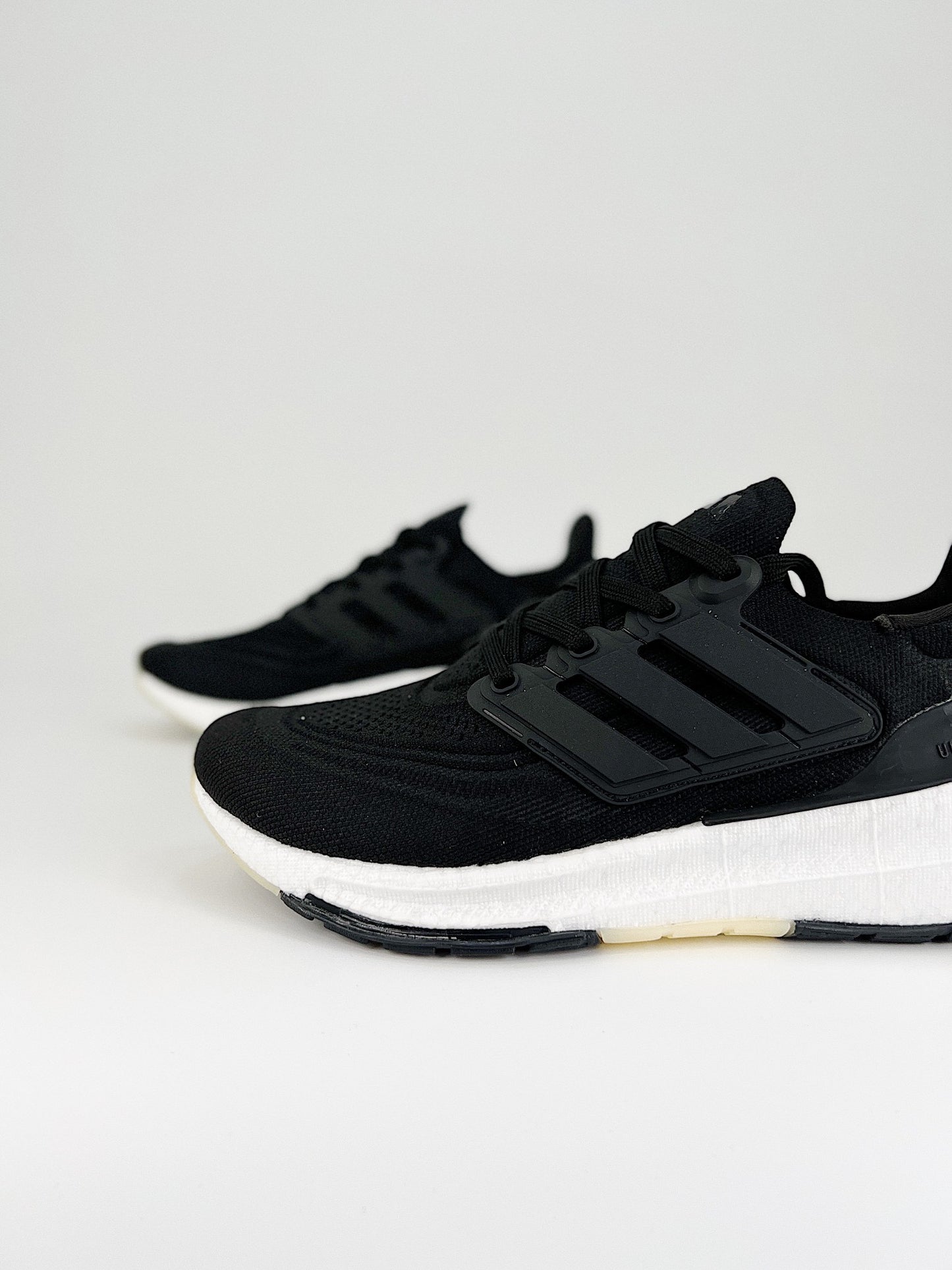 Tênis Adidas UltraBoost Light 23