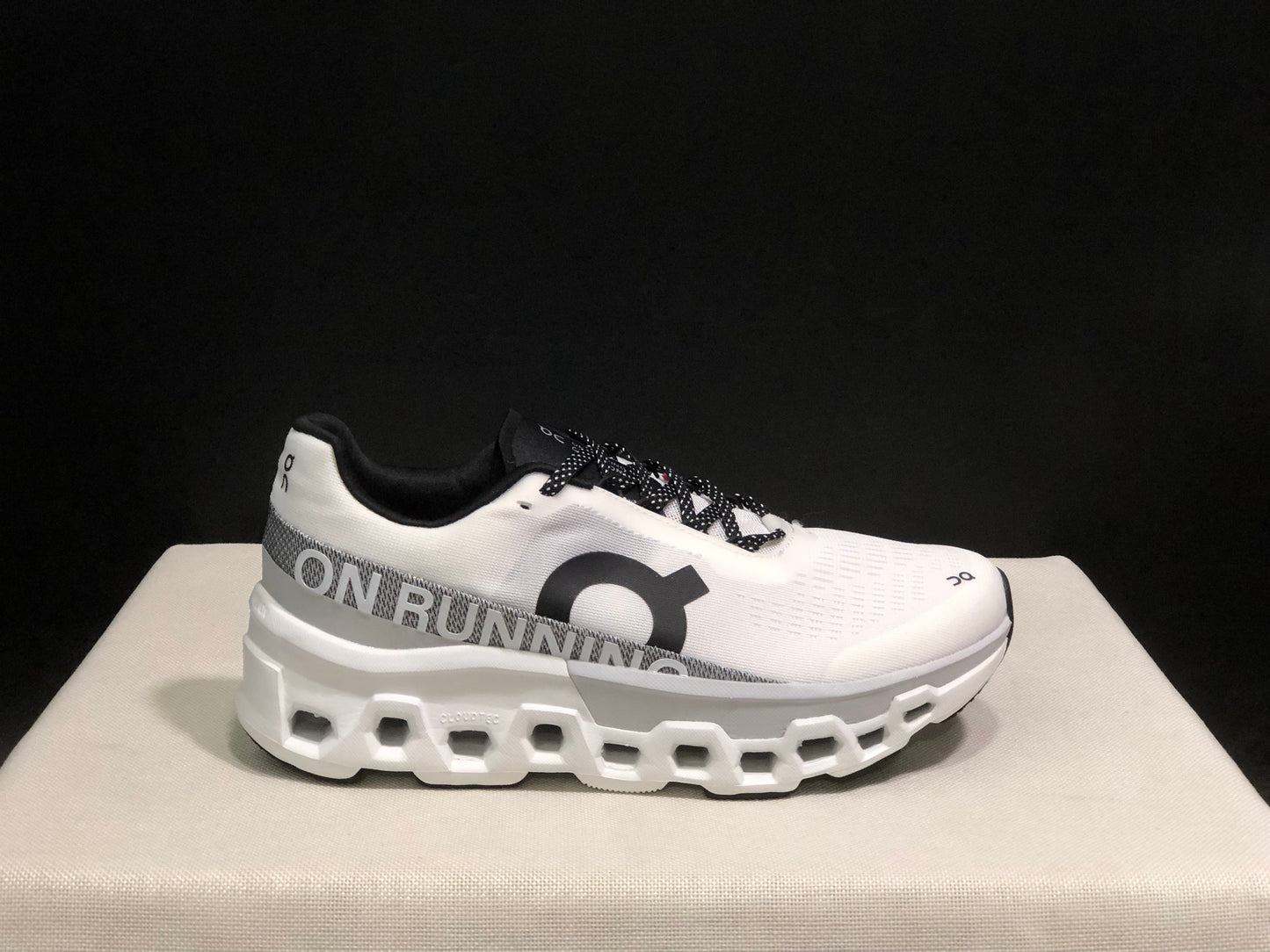 Tênis On Running Cloudmonster 2