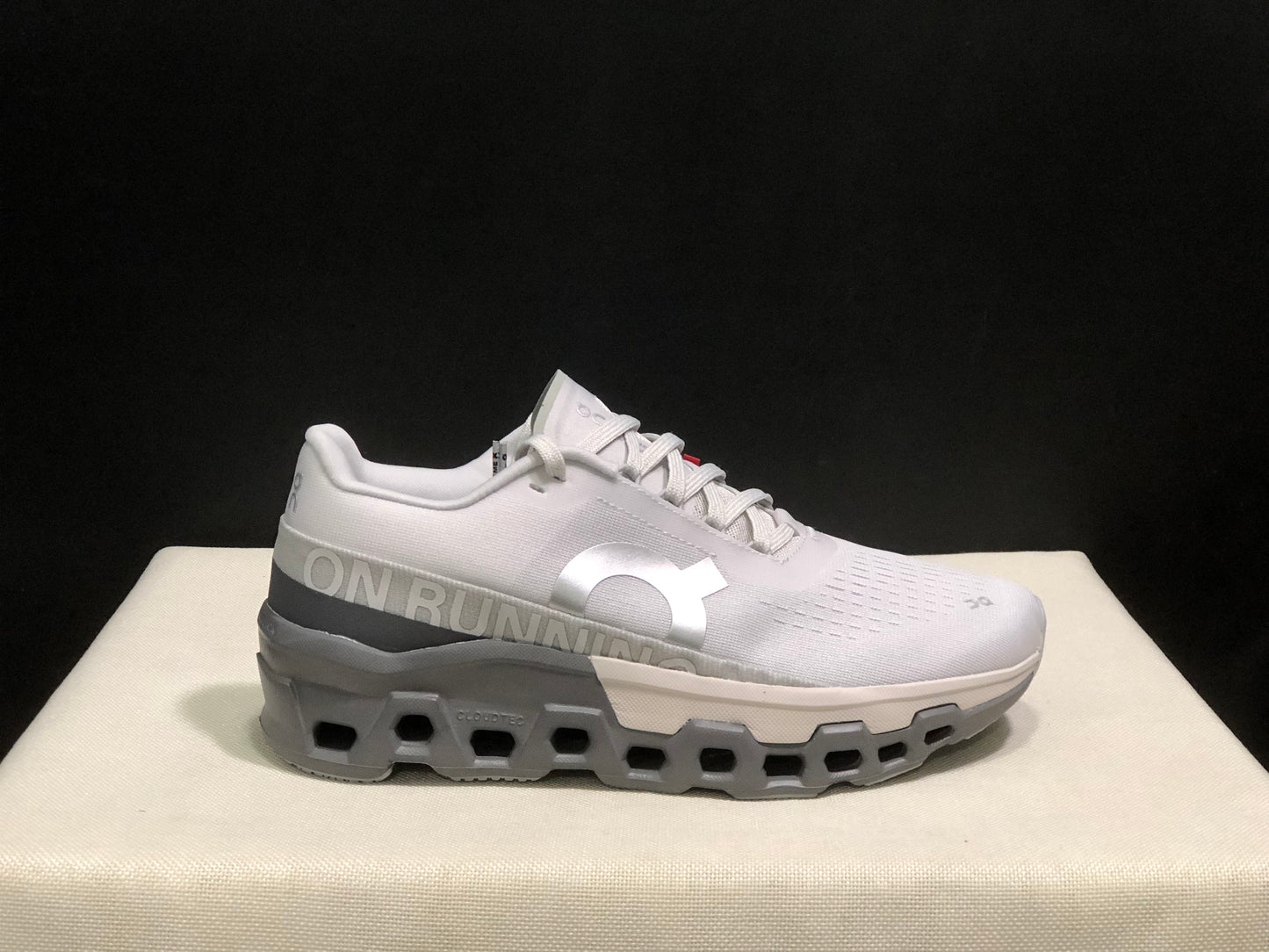 Tênis On Running Cloudmonster 2