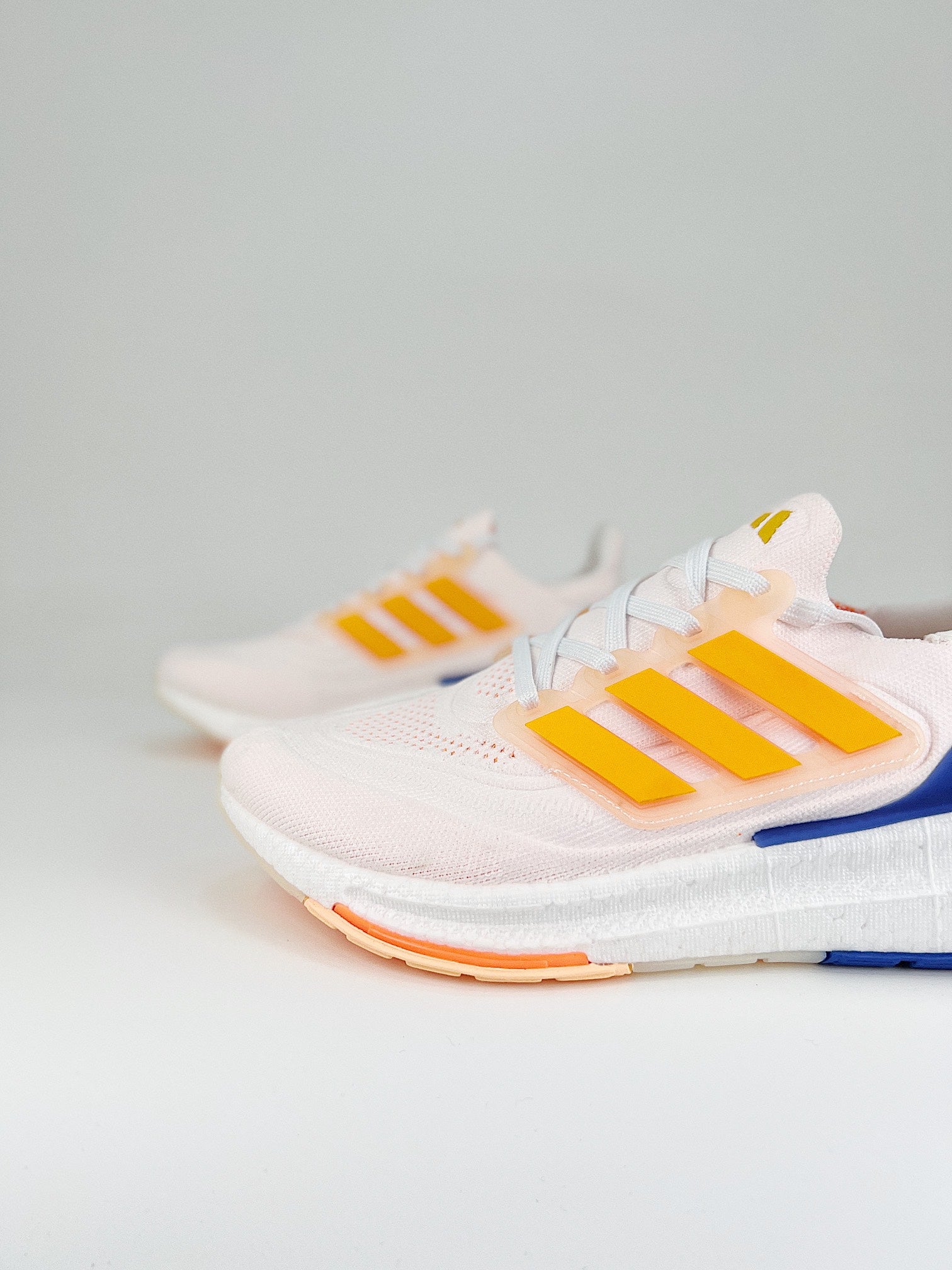 Tênis Adidas UltraBoost Light 23