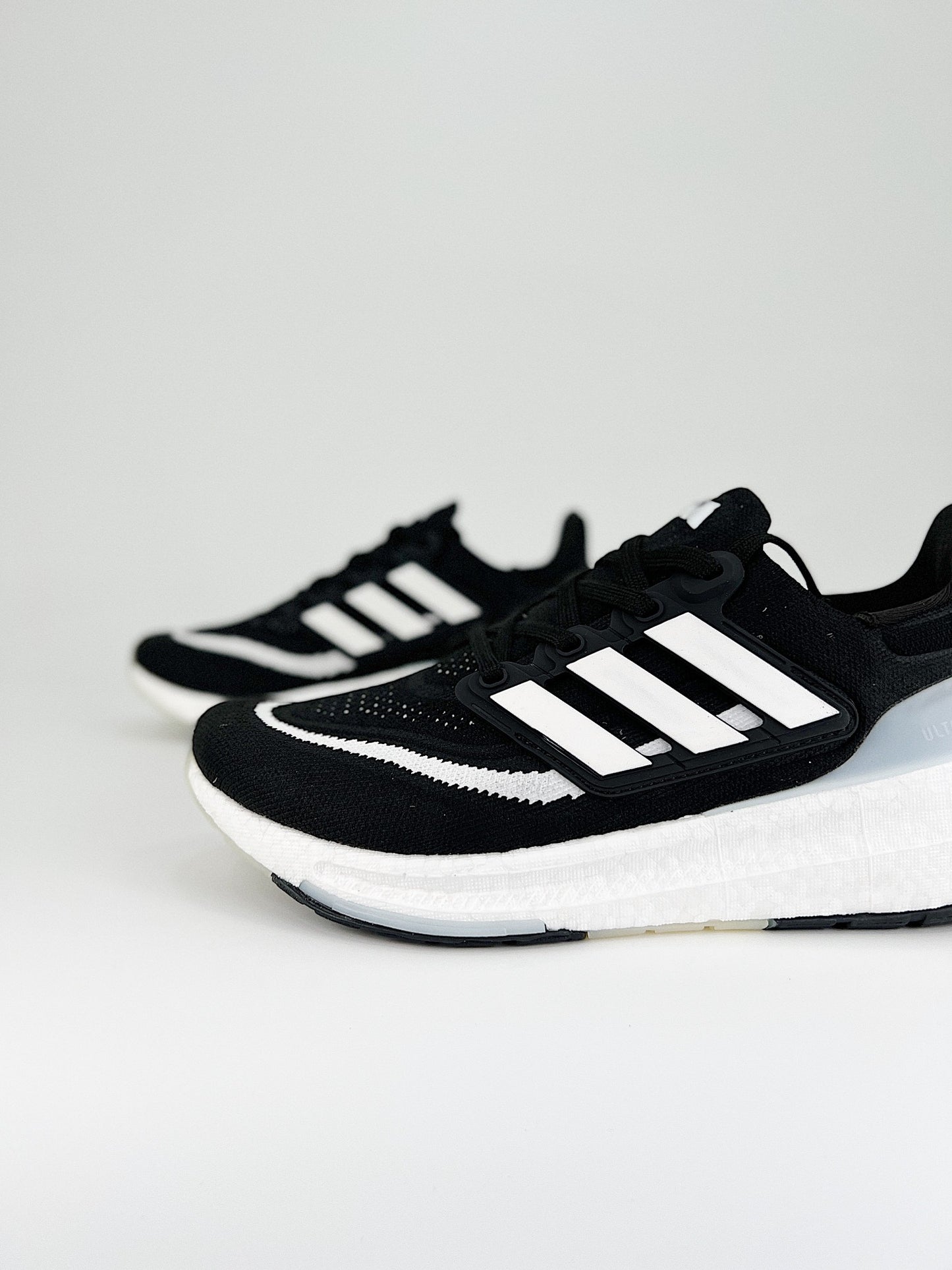 Tênis Adidas UltraBoost Light 23