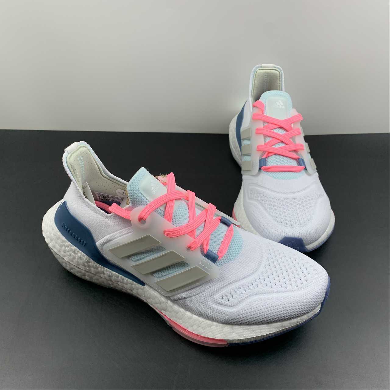 Tênis Adidas UltraBoost 22