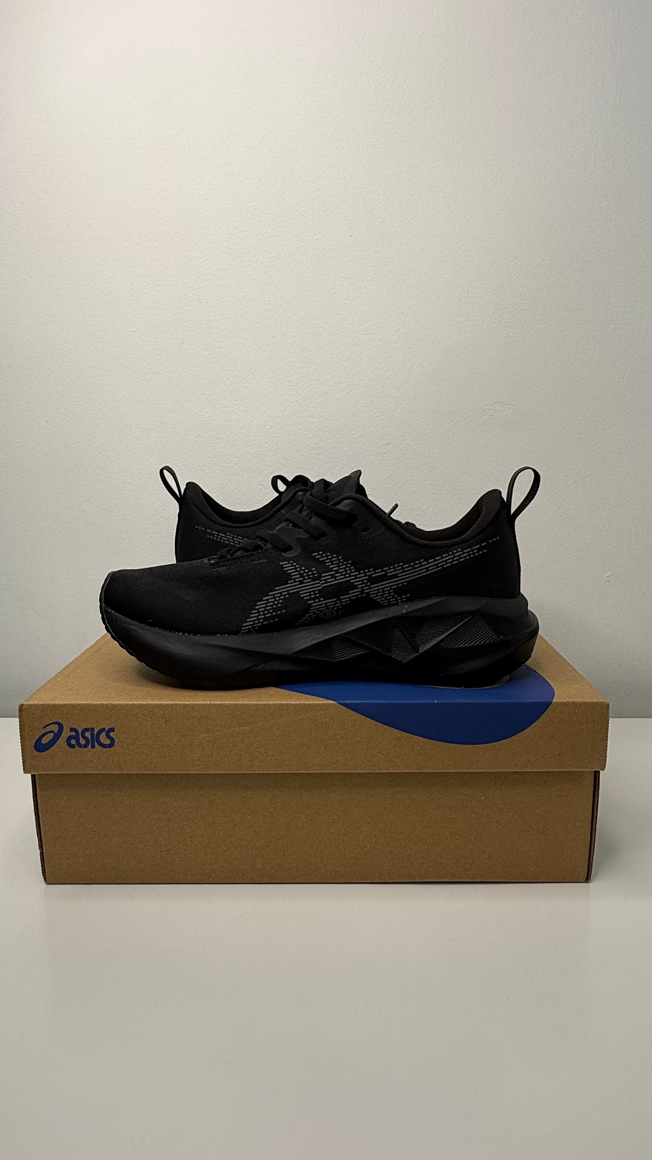 Tênis Asics Novablast 5 - PRONTA ENTREGA