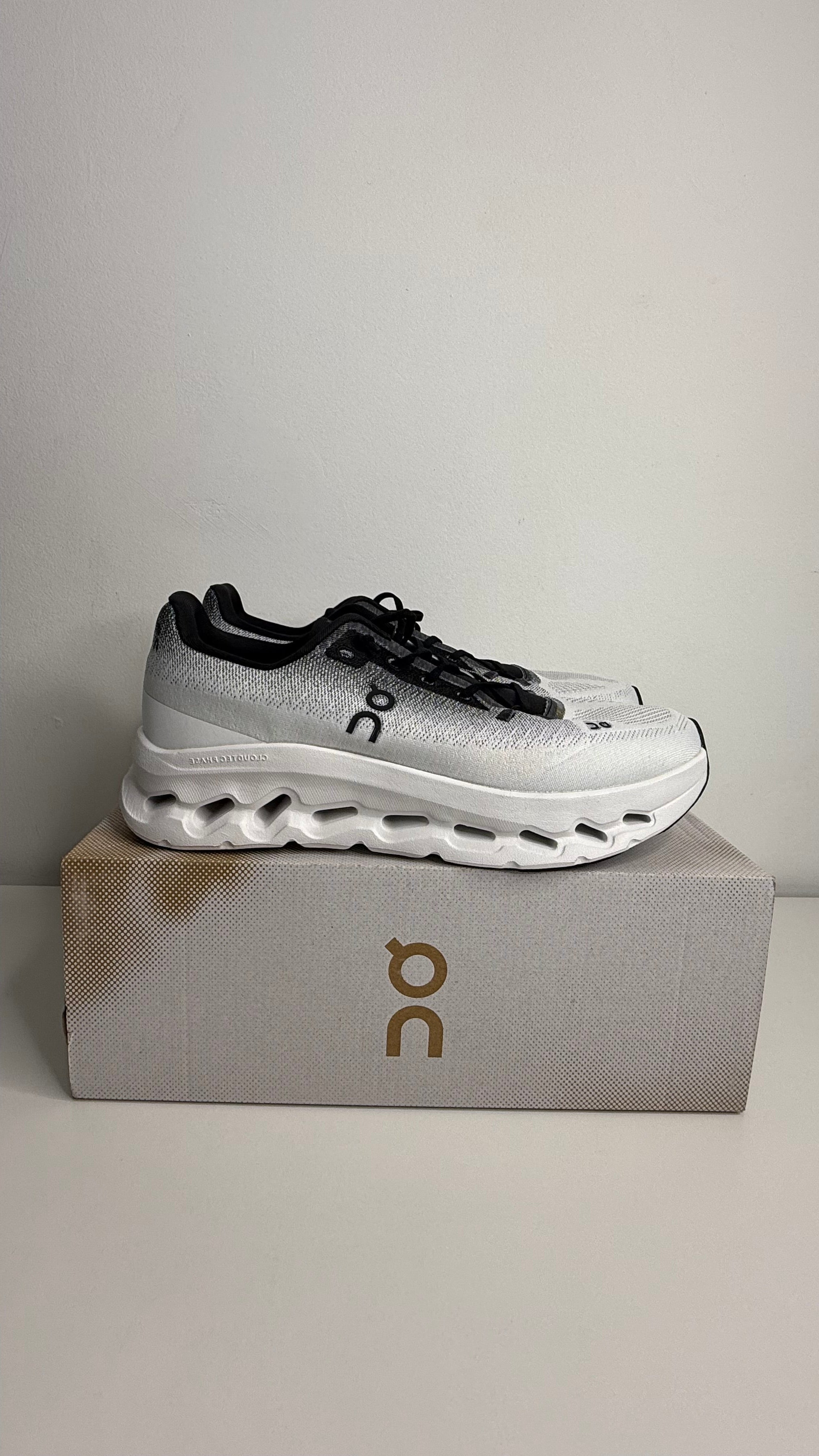 On Running Cloudtilt Black Ivory - PRONTA ENTREGA
