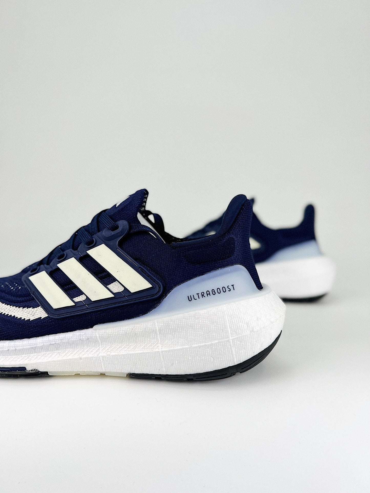 Tênis Adidas UltraBoost Light 23