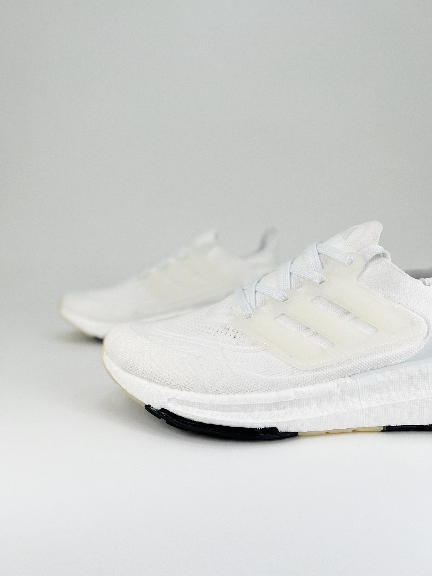 Tênis Adidas UltraBoost Light 23