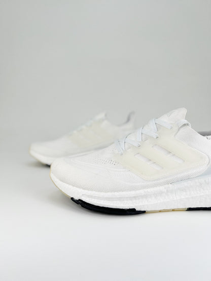 Tênis Adidas UltraBoost Light 23