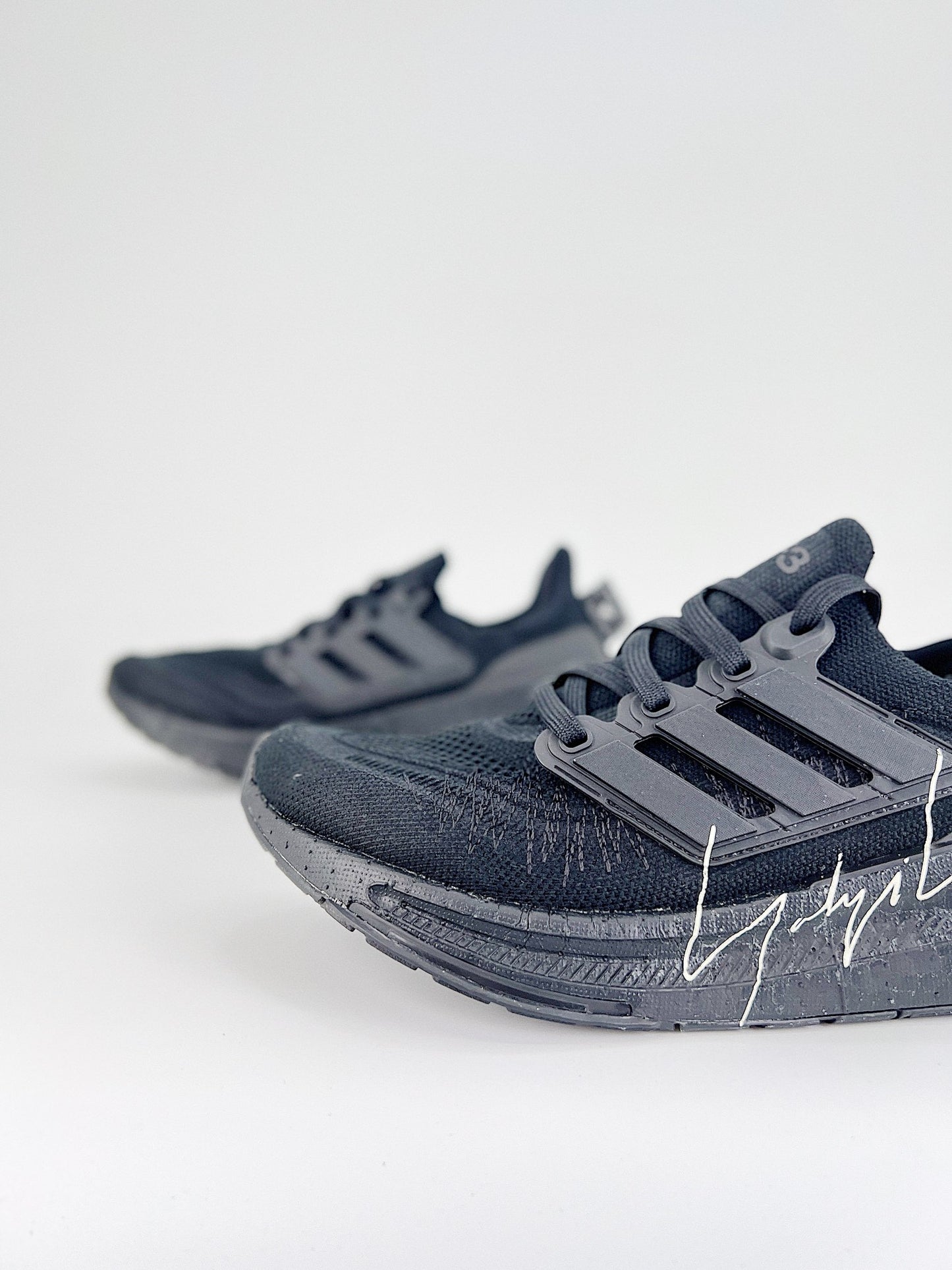 Tênis Y-3 Ultraboost Light 23