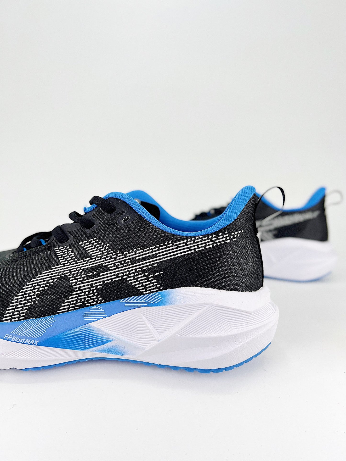 Tênis Asics Novablast 5