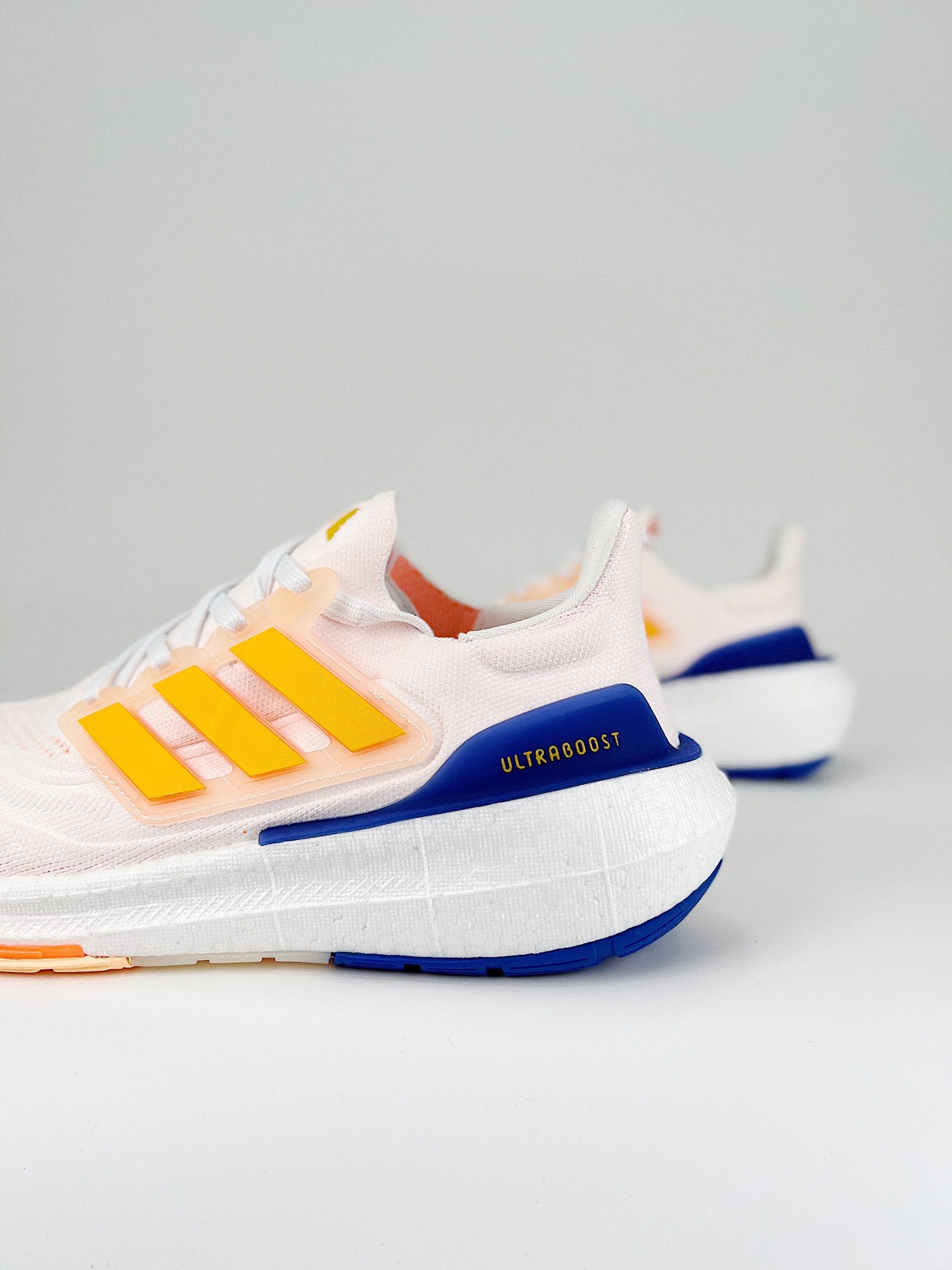 Tênis Adidas UltraBoost Light 23