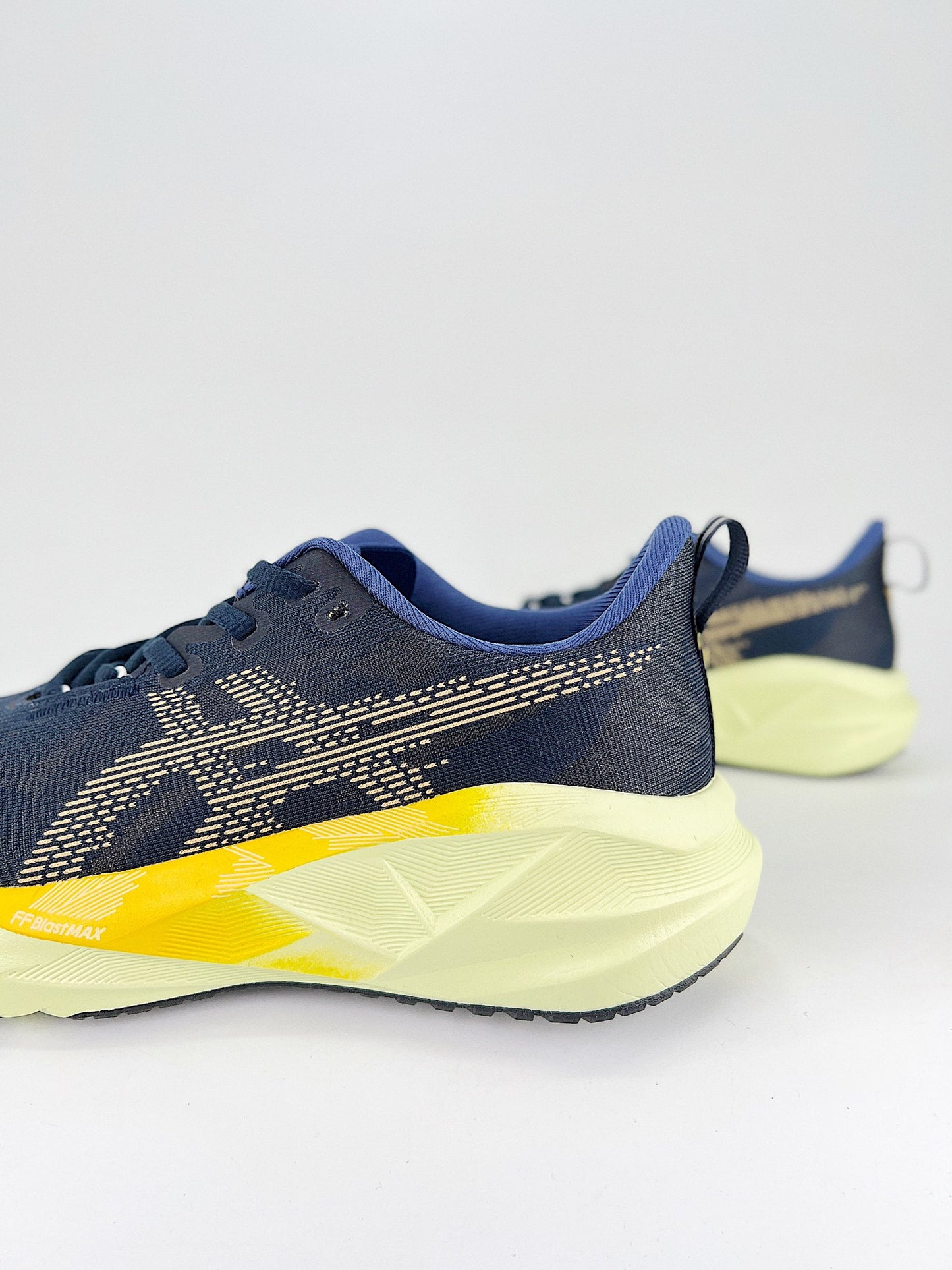 Tênis Asics Novablast 5