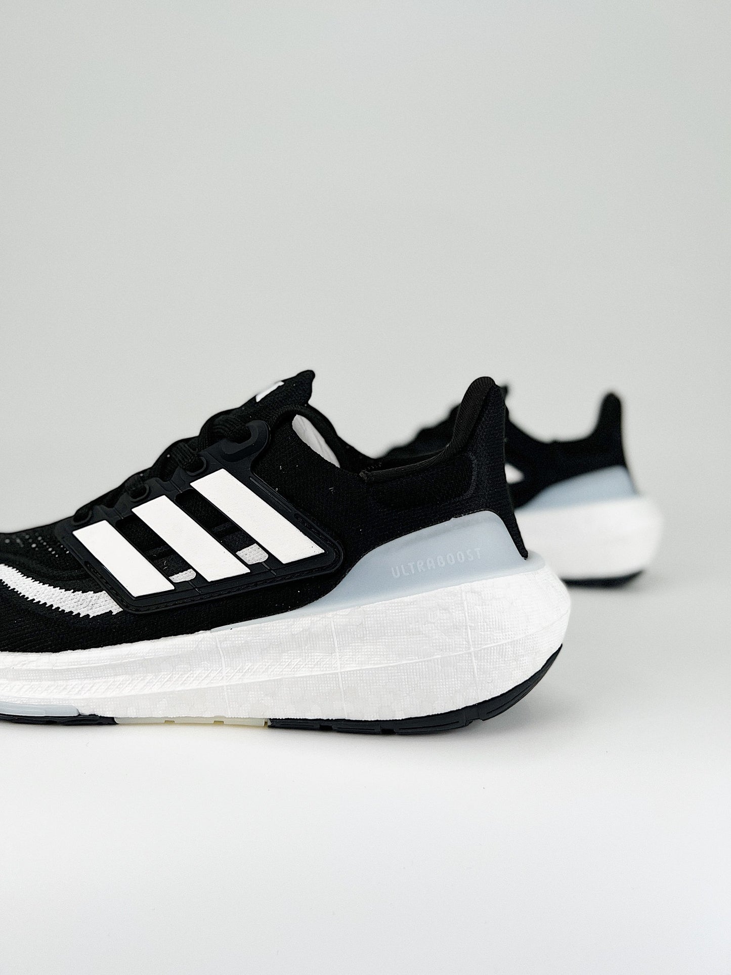 Tênis Adidas UltraBoost Light 23
