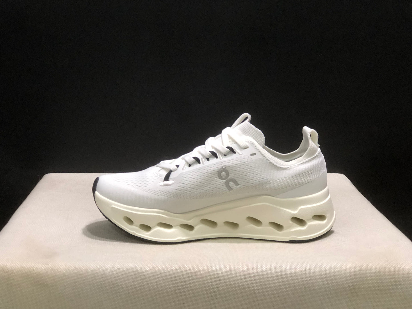 Tênis On Running Cloudsurfer Max