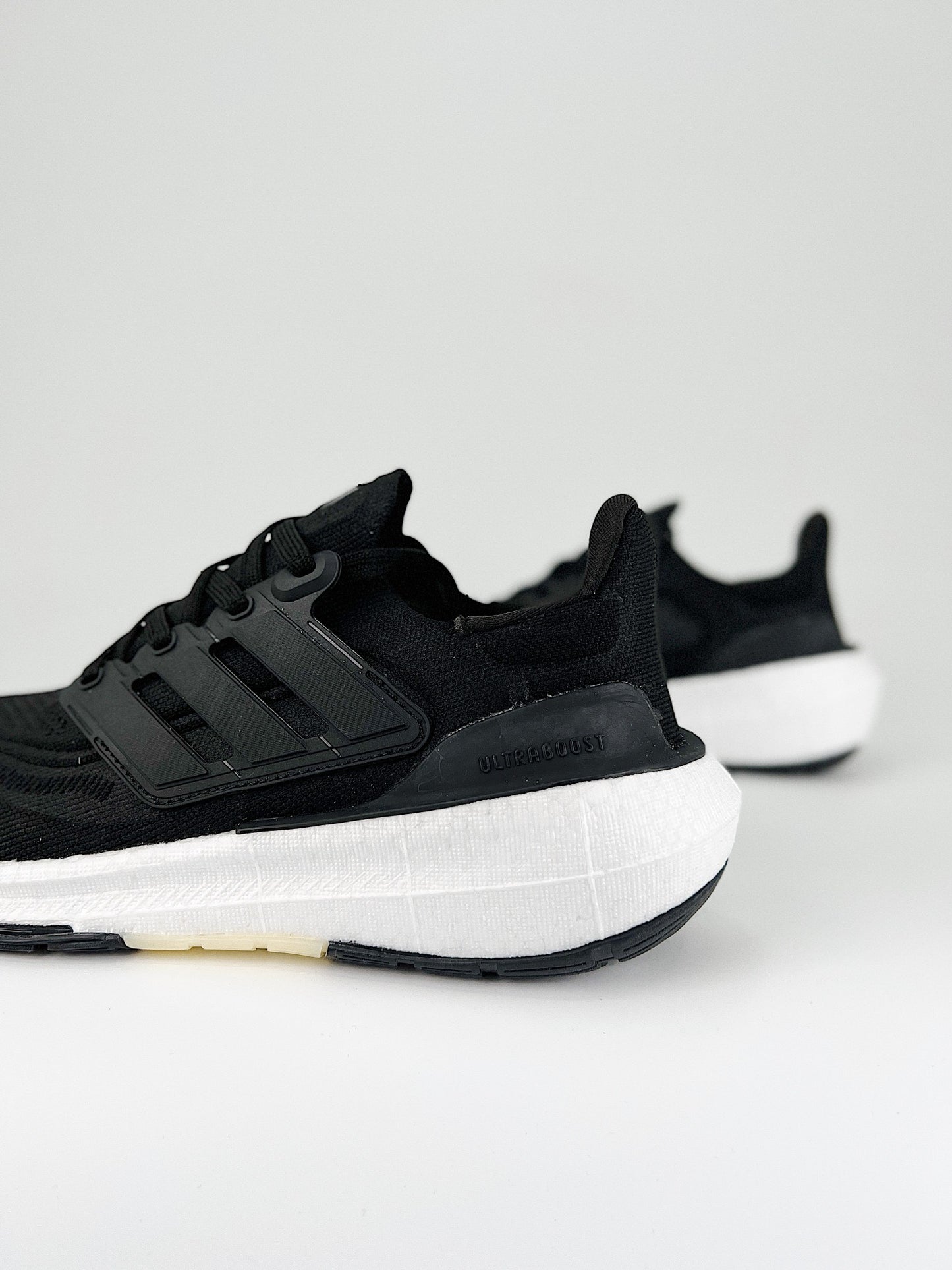 Tênis Adidas UltraBoost Light 23