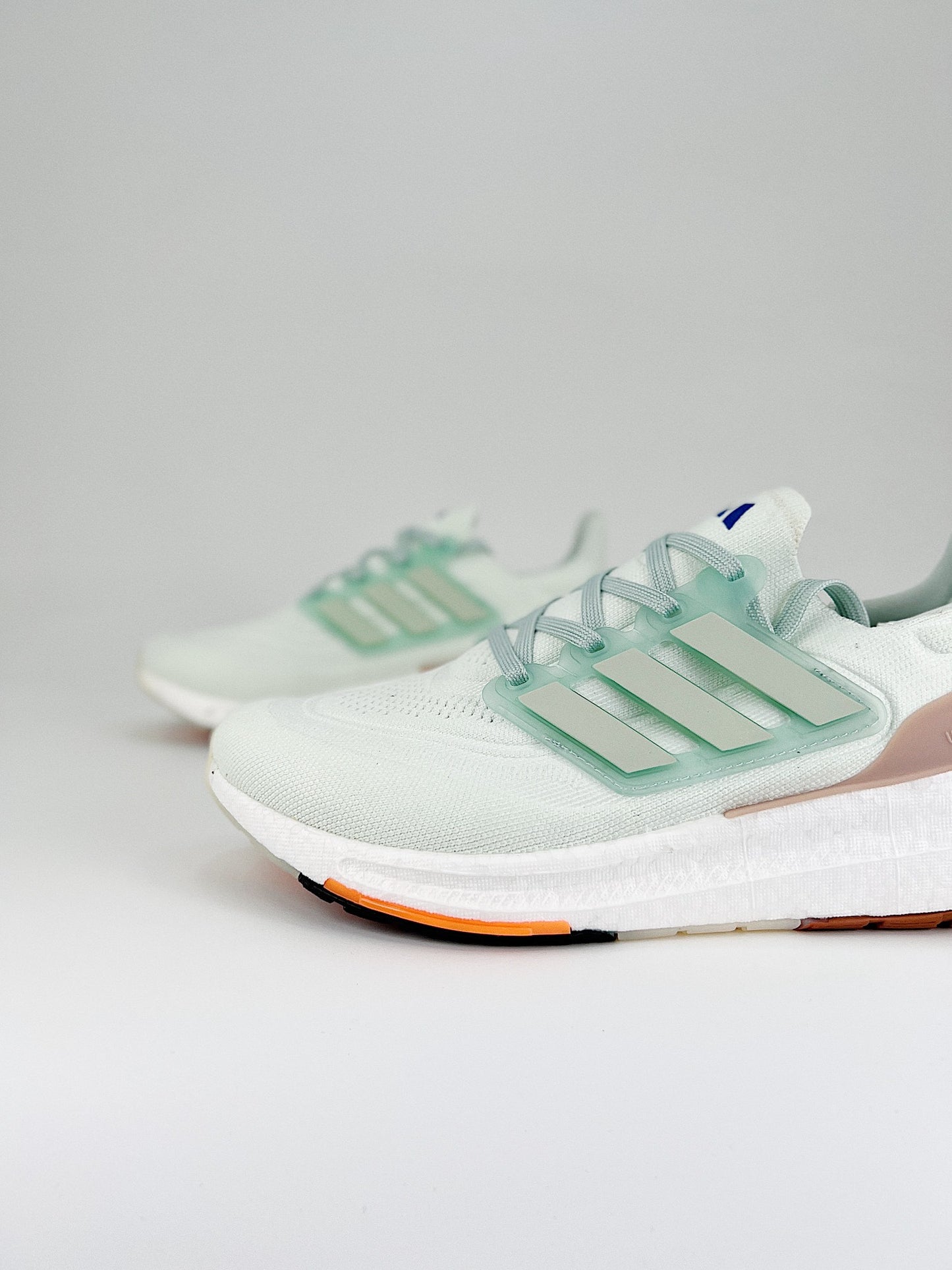 Tênis Adidas UltraBoost Light 23