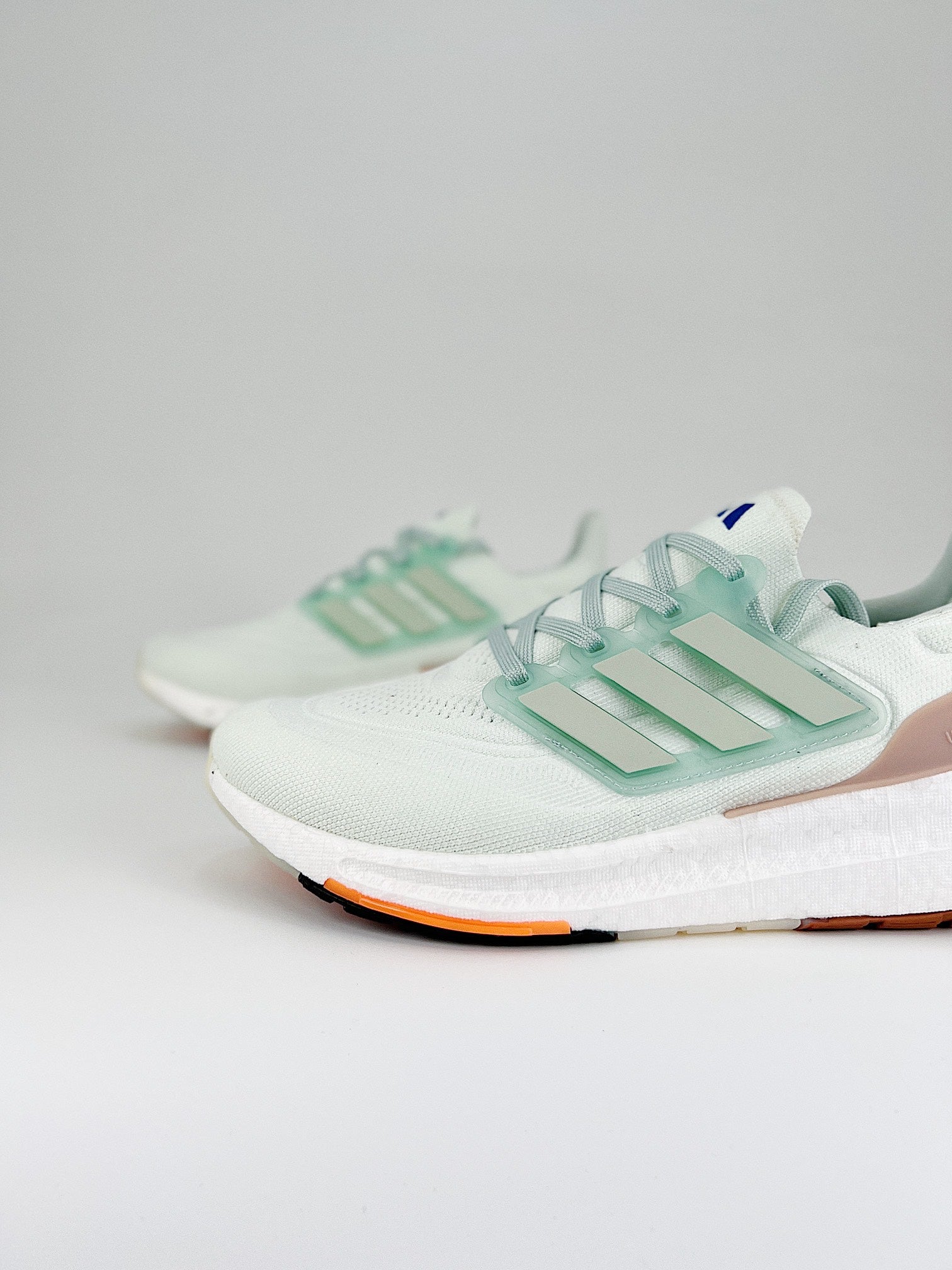 Tênis Adidas UltraBoost Light 23