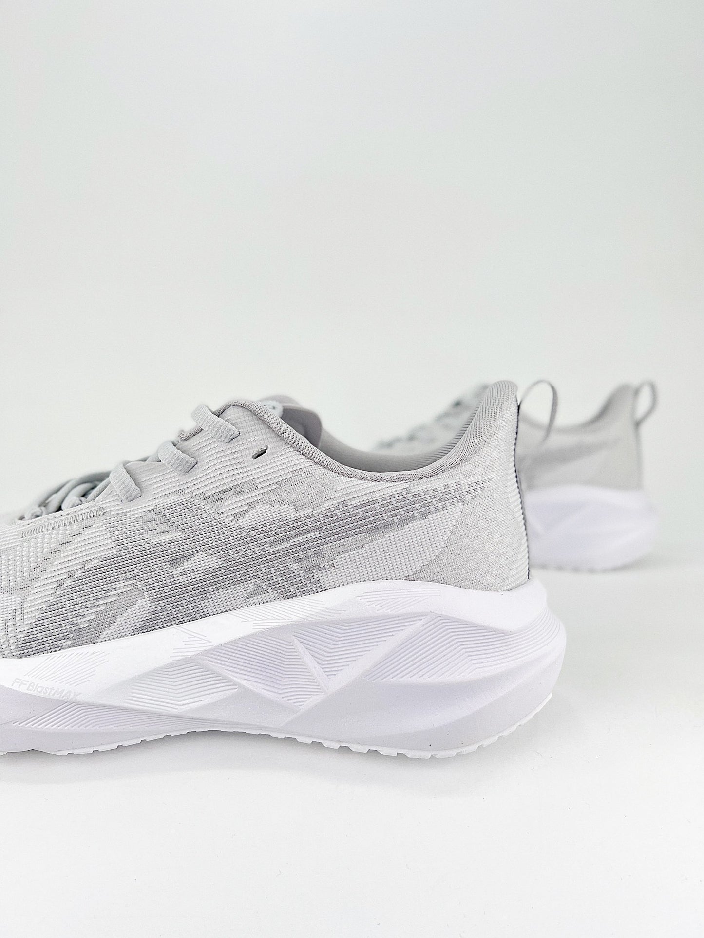 Tênis Asics Novablast 5