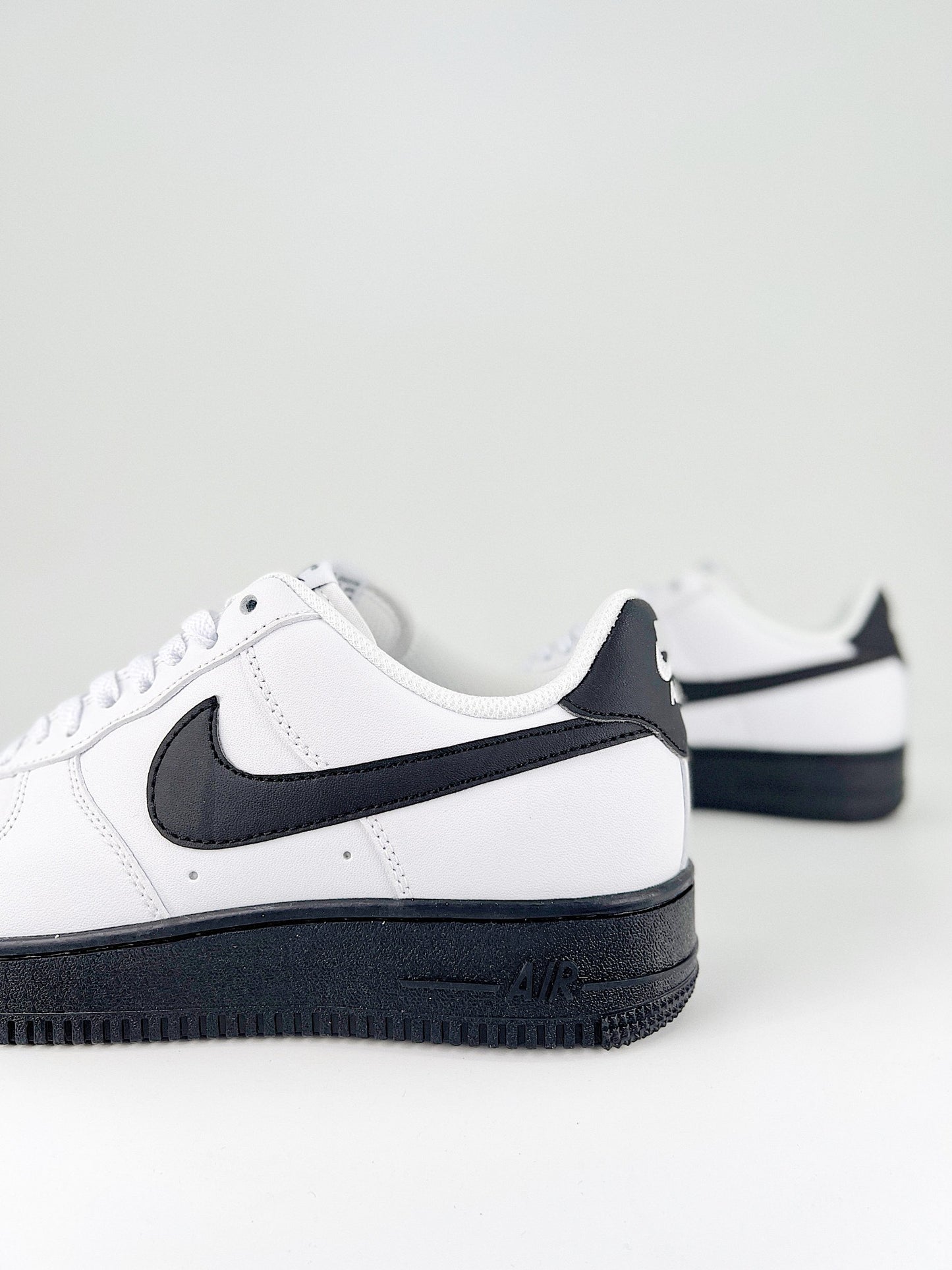 Nike Air Force 1 Low White Black Midsole